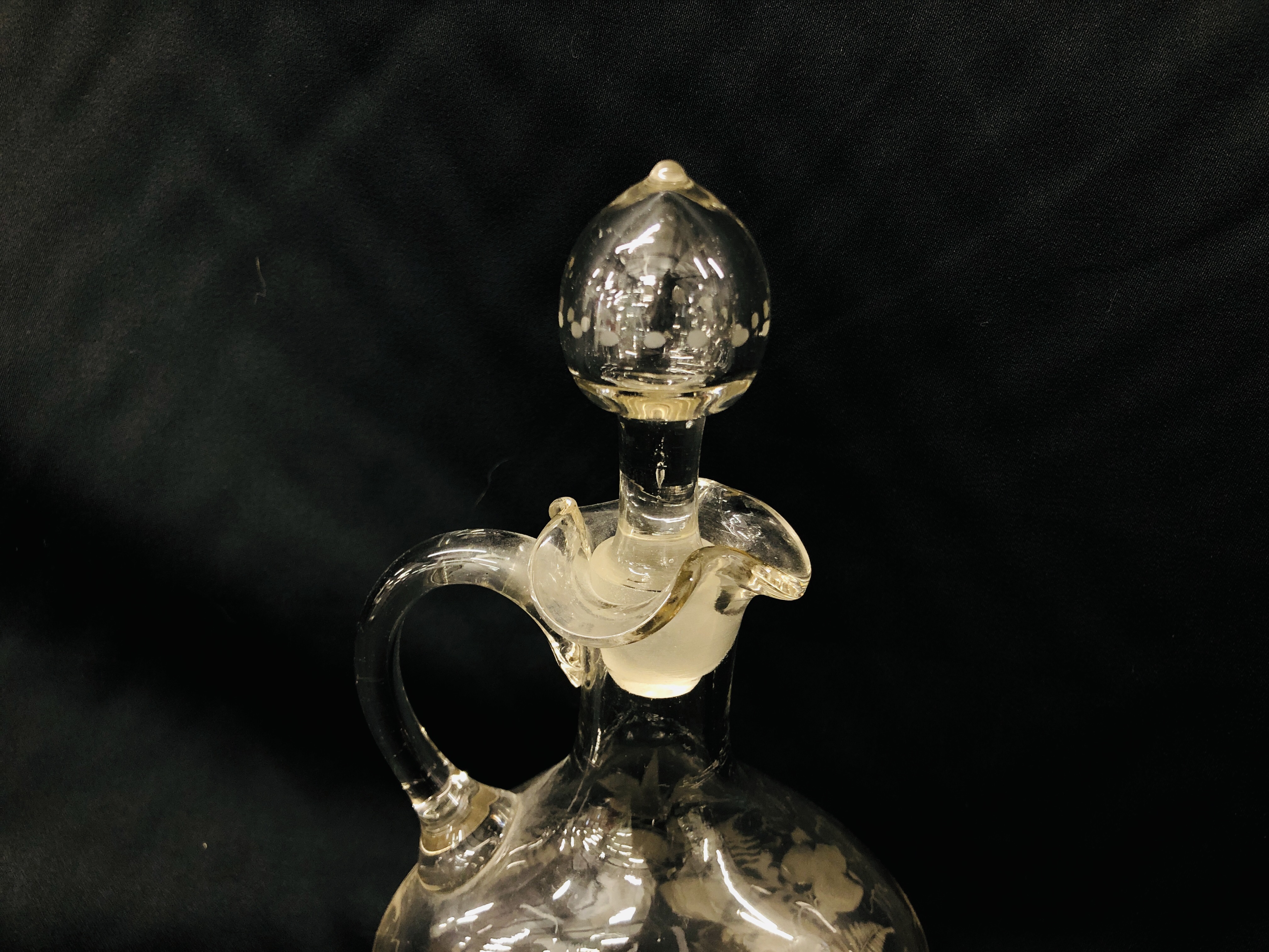 MARY GREGORY CRANBERRY VASE, VINTAGE CLEAR GLASS DECANTER WITH ETCHED FERN AND BIRD DESIGN. - Image 8 of 10