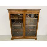AN EDWARDIAN MAHOGANY ASTRAGAL GLAZED TWO DOOR BOOKCASE WITH CROSSBANDED AND STRINGING INLAY W