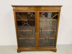 AN EDWARDIAN MAHOGANY ASTRAGAL GLAZED TWO DOOR BOOKCASE WITH CROSSBANDED AND STRINGING INLAY W