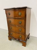 A REPRODUCTION MINATURE MAHOGANY FINISH FOUR DRAWER SERPENTINE FRONTED CHEST W 47CM, D 38CM, H 74CM.