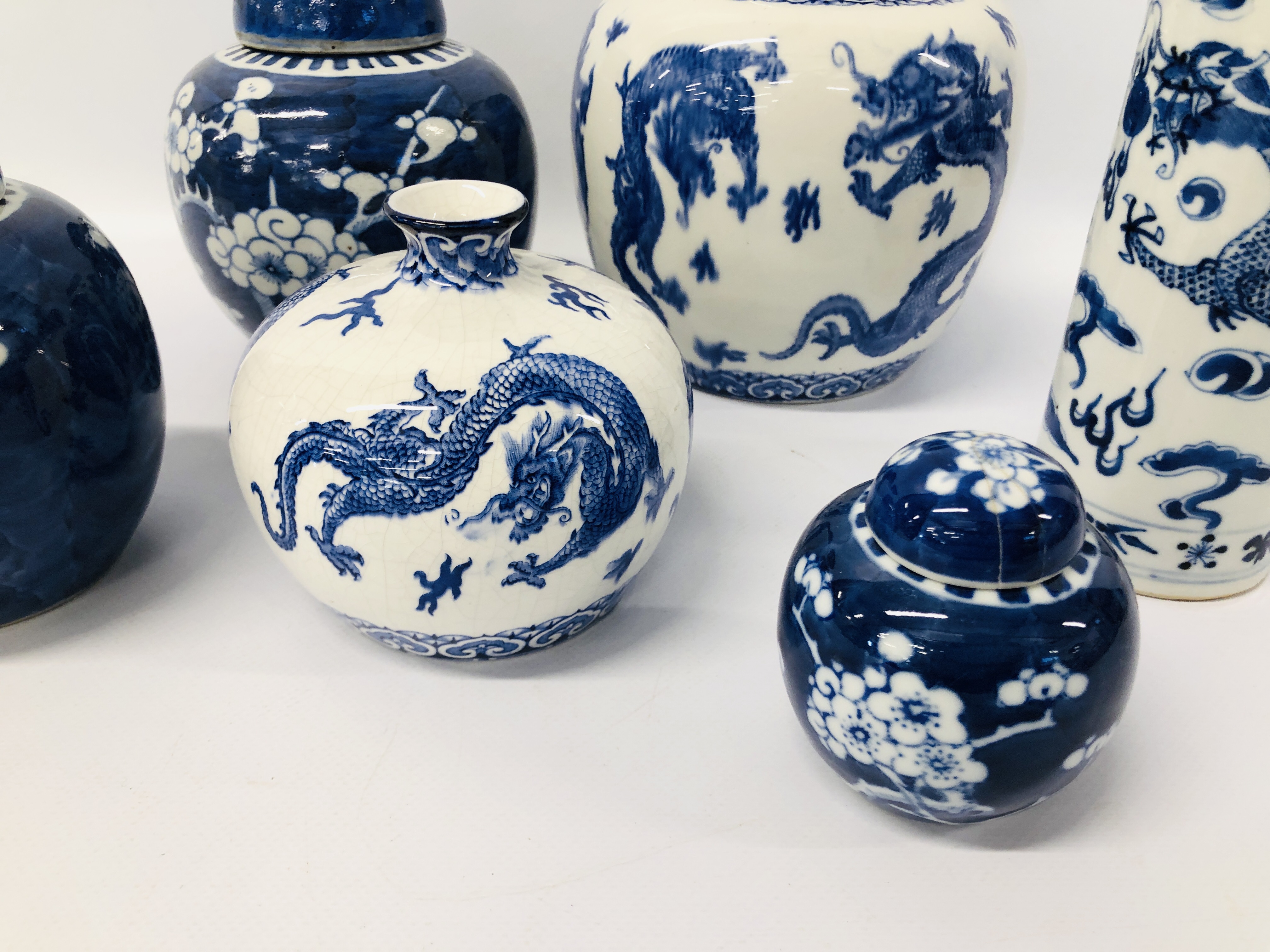 COLLECTION OF ORIENTAL BLUE & WHITE CHINA TO INCLUDE 3 GINGER JARS & COVERS, - Image 5 of 17