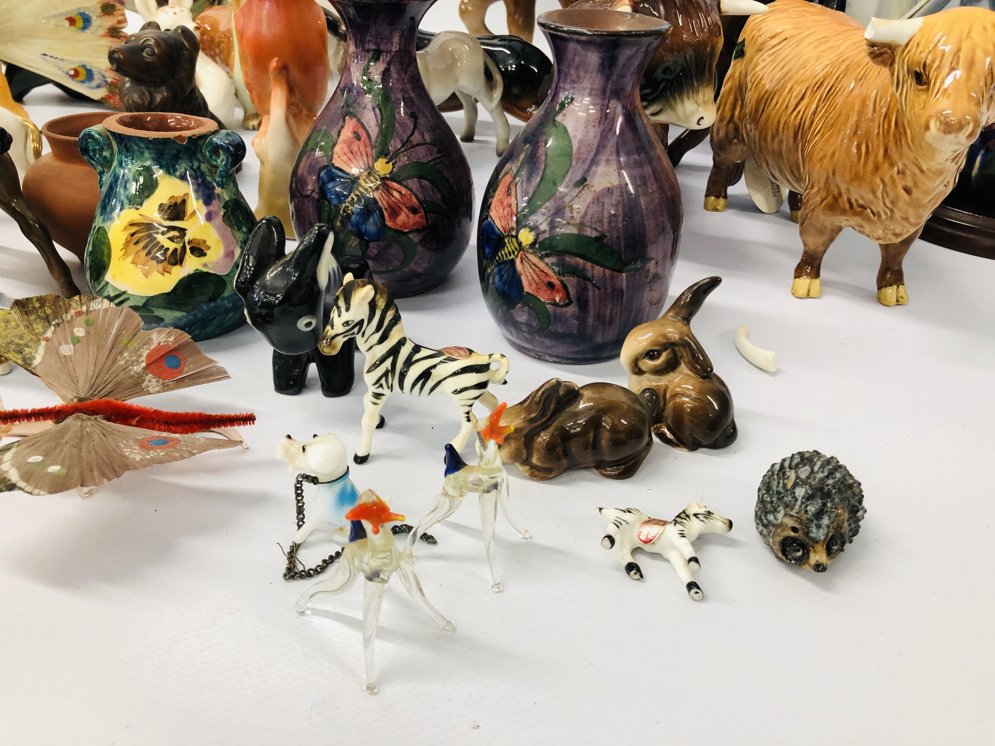 AN EXTENSIVE GROUP OF ANIMAL FIGURES AND DECORATIVE EFFECTS TO INCLUDE FENTON, COOPERCRAFT, - Image 16 of 18