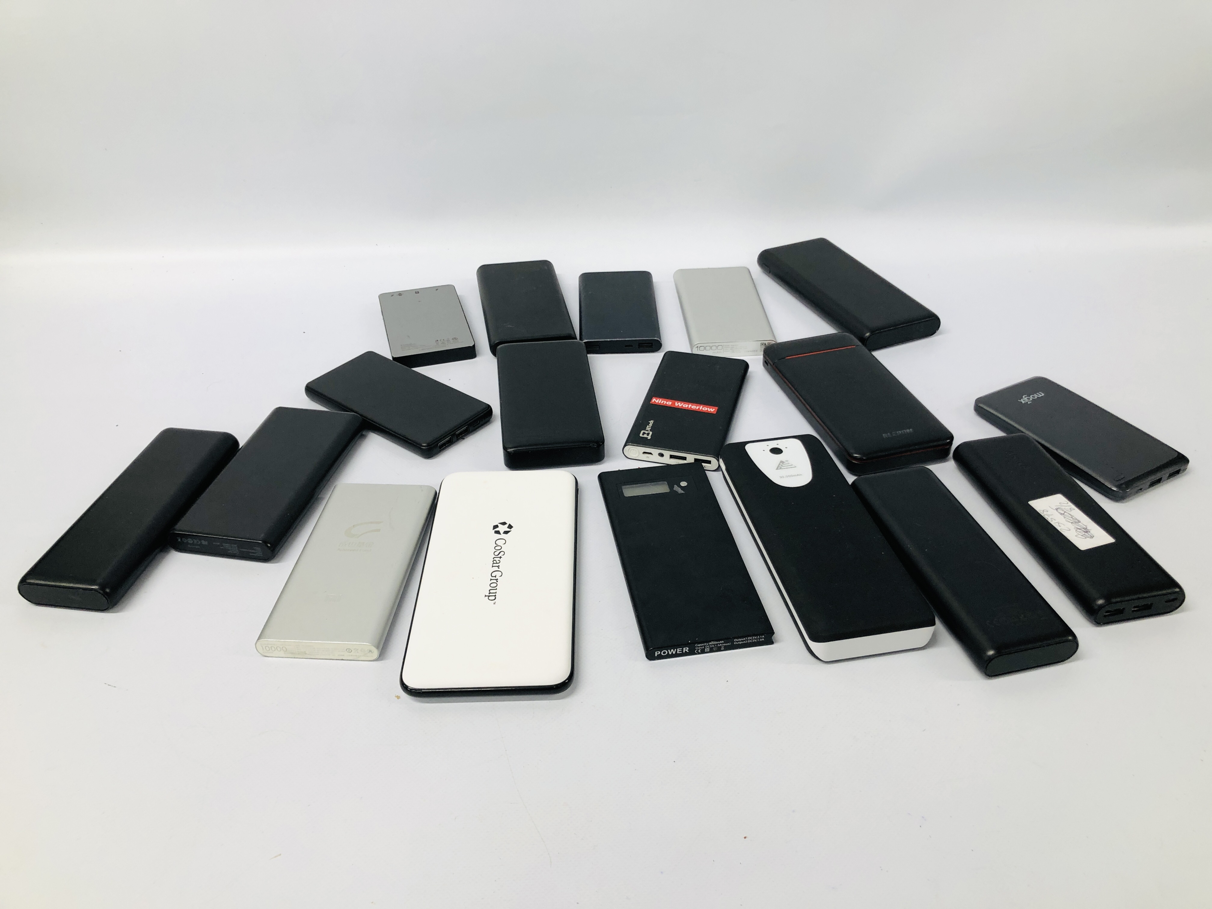A BOX CONTAINING 18 X VARIOUS POWERBANK BATTERY BACKUPS TO INCLUDE ANKER POWERCORE,