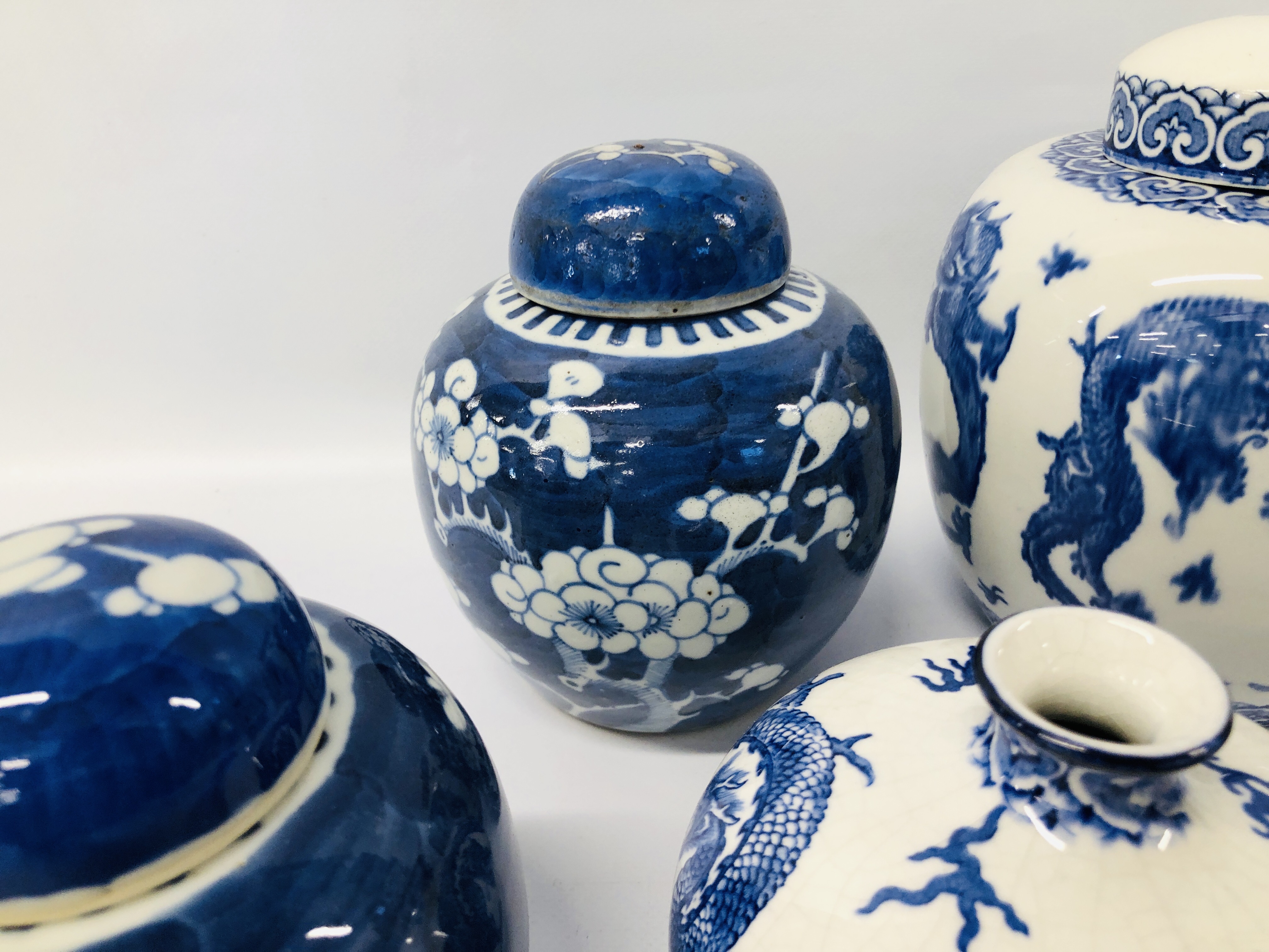 COLLECTION OF ORIENTAL BLUE & WHITE CHINA TO INCLUDE 3 GINGER JARS & COVERS, - Image 3 of 17