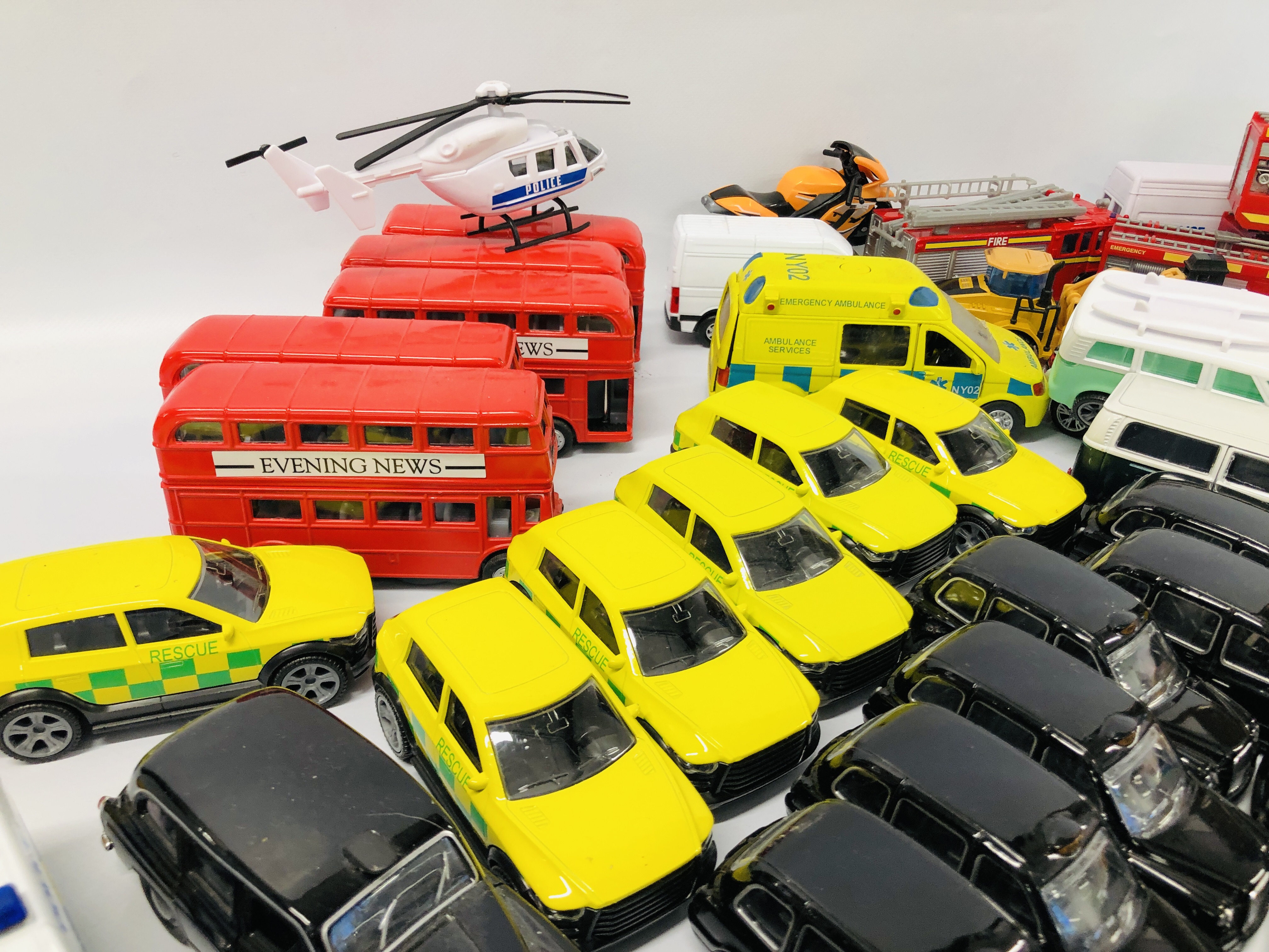 2 BOXES OF ASSORTED MAINLY DIE-CAST MODEL VEHICLES TO INCLUDE ADVERTISING VANS, FIRE ENGINES, - Image 5 of 10