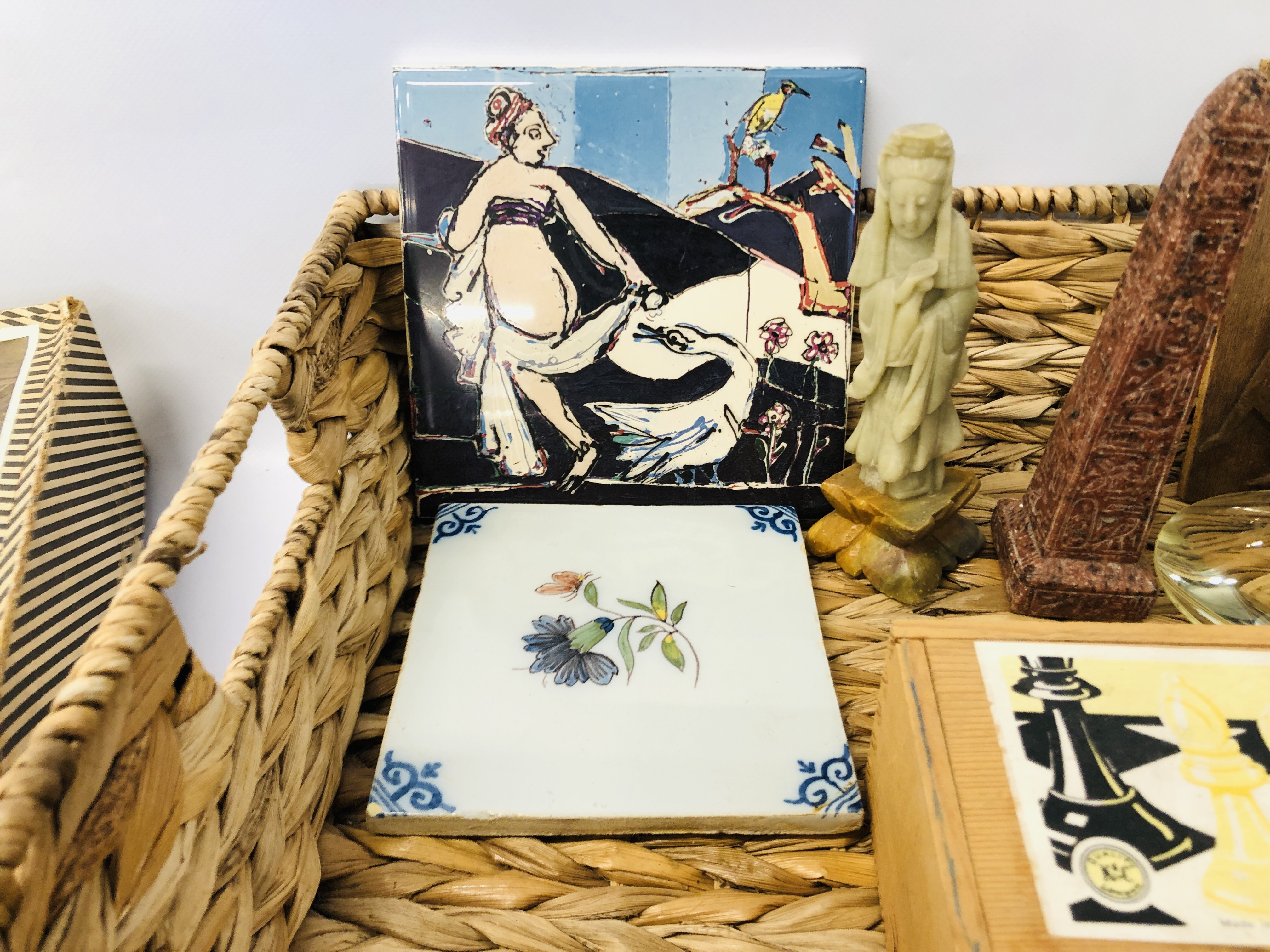 BASKET OF COLLECTABLES TO INCLUDE VINTAGE WOODEN PUZZLES, CHESS PIECES, - Image 8 of 13