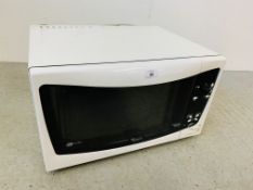 A WHIRLPOOL 3D SYSTEM TALENT FAMILY MICROWAVE OVEN - SOLD AS SEEN