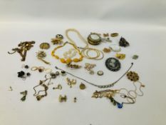 BOX OF ASSORTED COSTUME JEWELLERY TO INCLUDE VINTAGE HARDSTONE BEADED NECKLACE, BROOCHES, ETC.