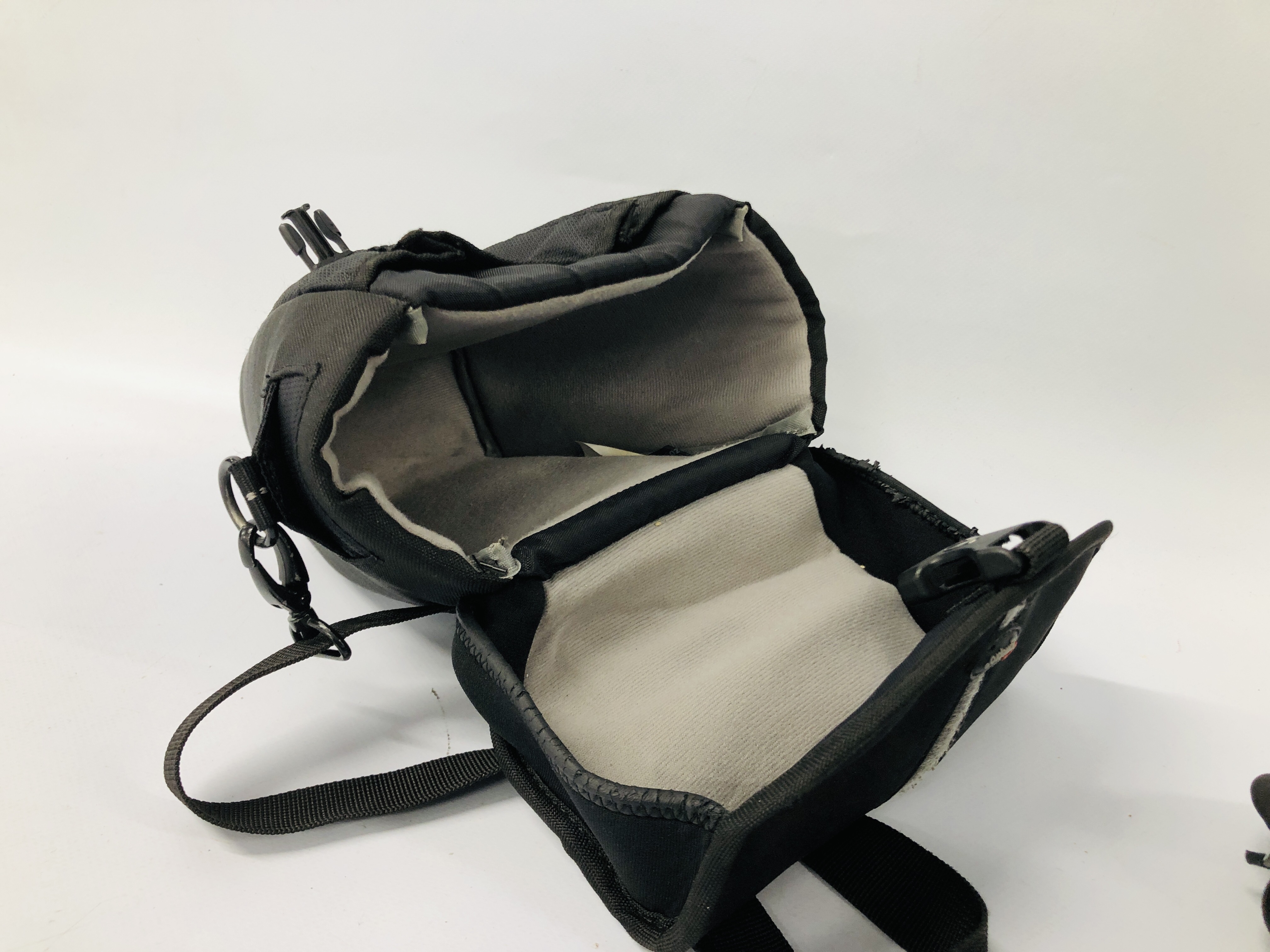 3 X VARIOUS PADDED CAMERA BAGS TO INCLUDE LOWPRO AND THINKTANK - Image 6 of 6