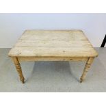 AN ANTIQUE PINE KITCHEN TABLE W 122CM, L 88CM.