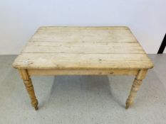 AN ANTIQUE PINE KITCHEN TABLE W 122CM, L 88CM.