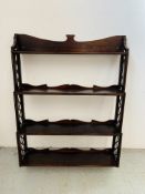 A FOUR TIER BRACKET SHELF WITH LATTICE WORK DETAIL A/F WIDTH 80CM. DEPTH 18CM. HEIGHT 112CM.