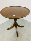 A REPRODUCTION MAHOGANY PEDESTAL OCCASIONAL TABLE WITH CIRCULAR TOP - DIAMETER 50CM.