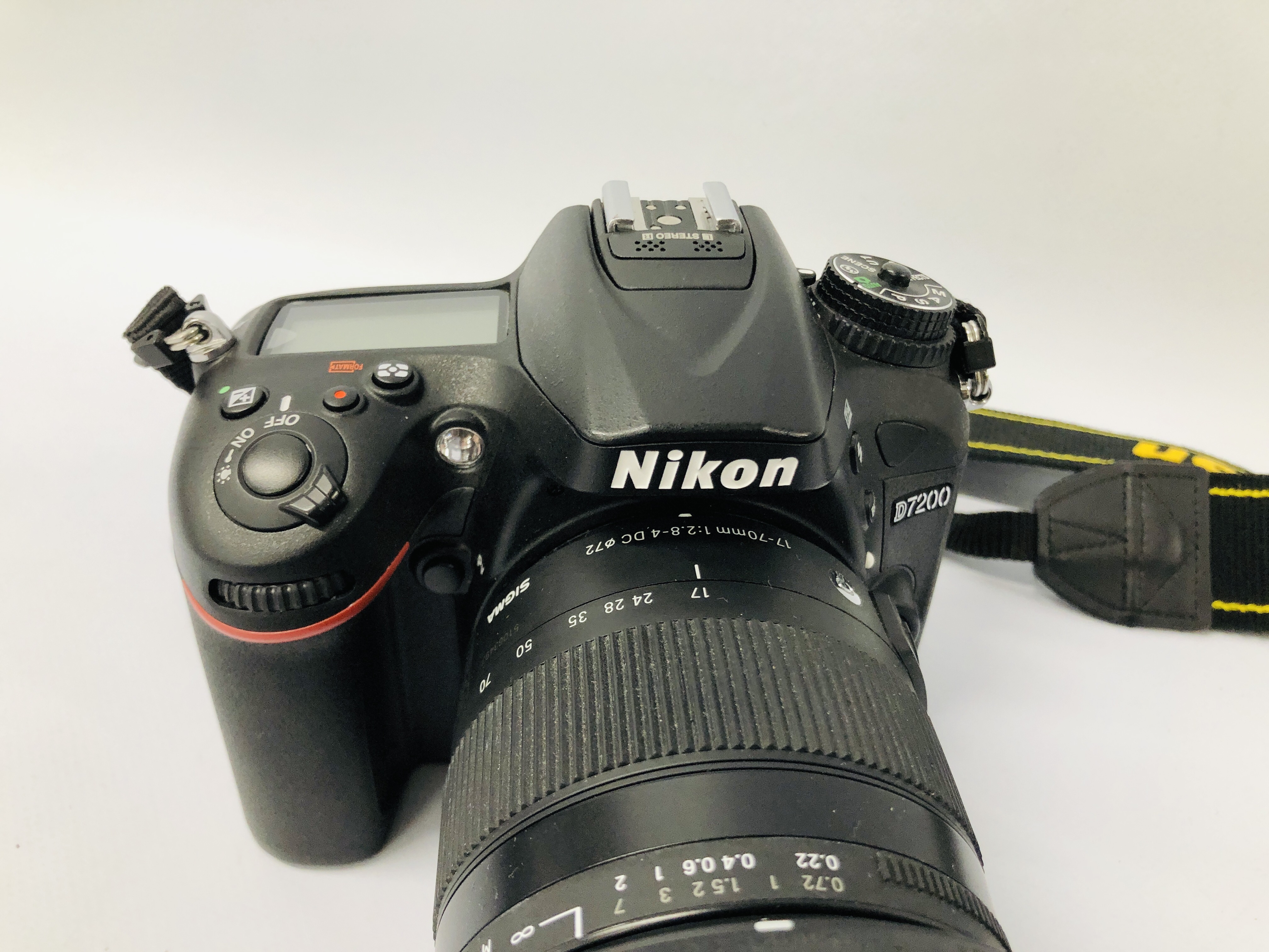 NIKON D7200 DIGITAL SLR CAMERA BODY FITTED WITH SIGMA 17-70 MM LENS S/N 9443071 - SOLD AS SEEN. - Image 2 of 5
