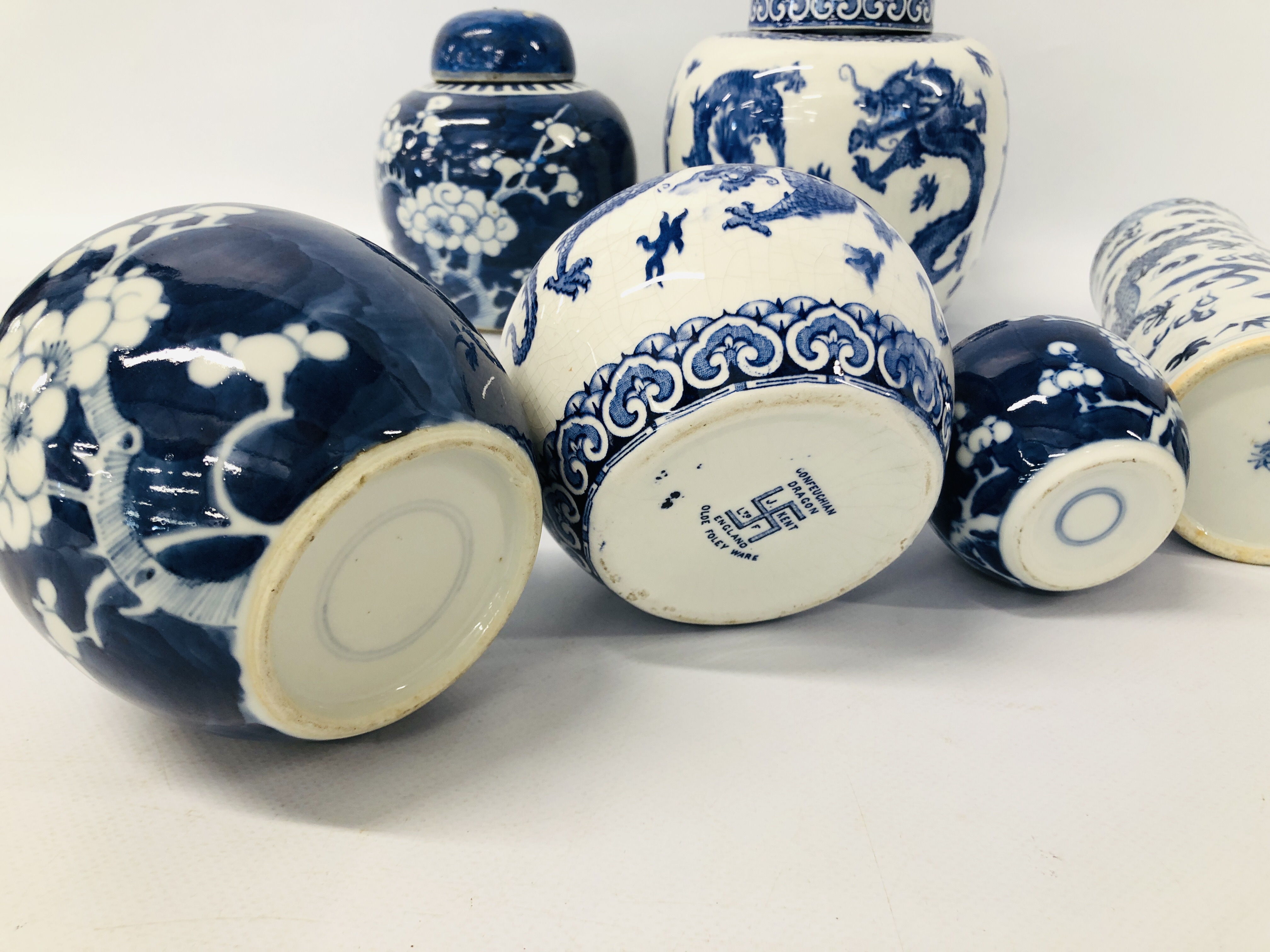 COLLECTION OF ORIENTAL BLUE & WHITE CHINA TO INCLUDE 3 GINGER JARS & COVERS, - Image 11 of 17