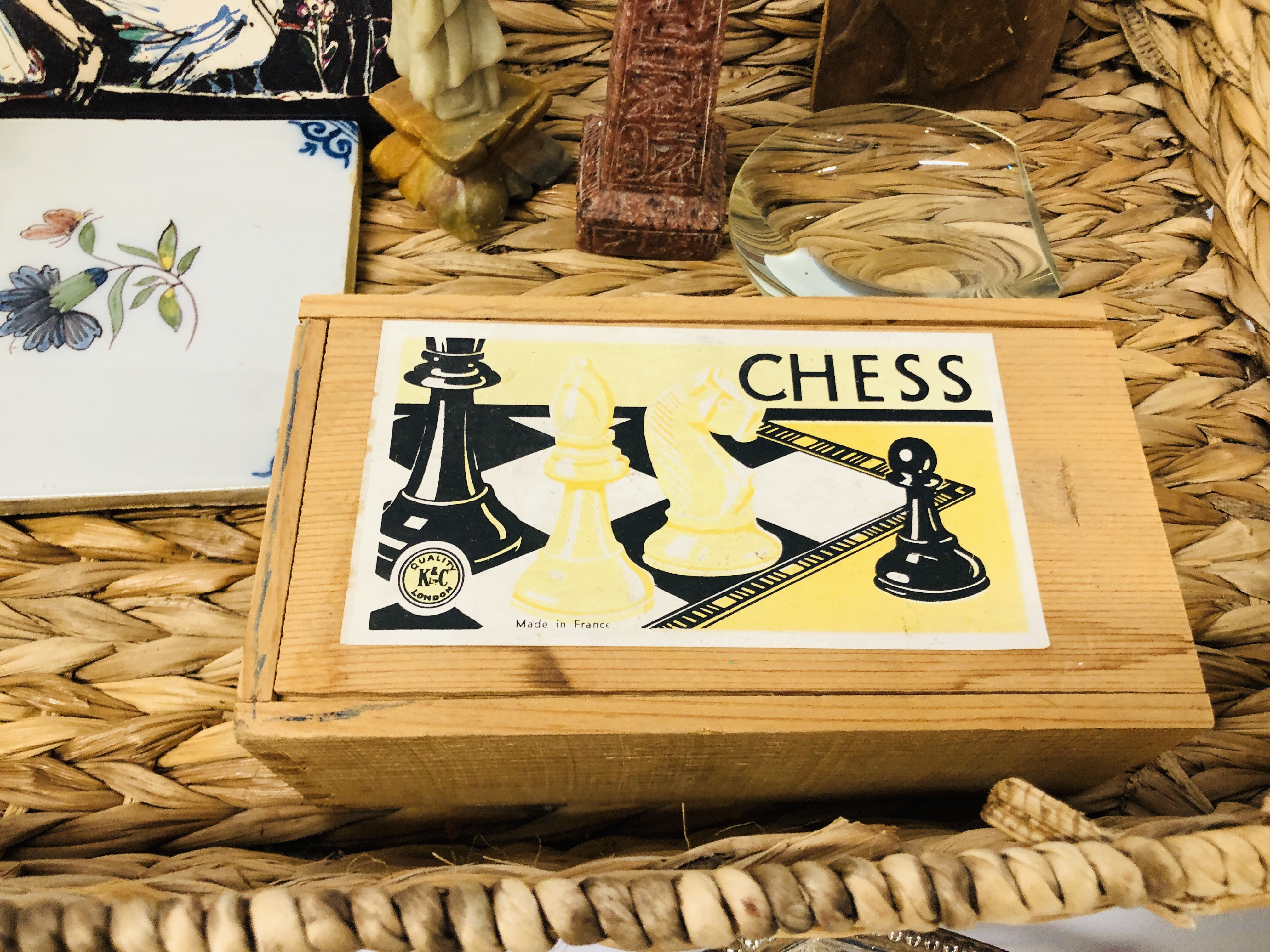 BASKET OF COLLECTABLES TO INCLUDE VINTAGE WOODEN PUZZLES, CHESS PIECES, - Image 6 of 13