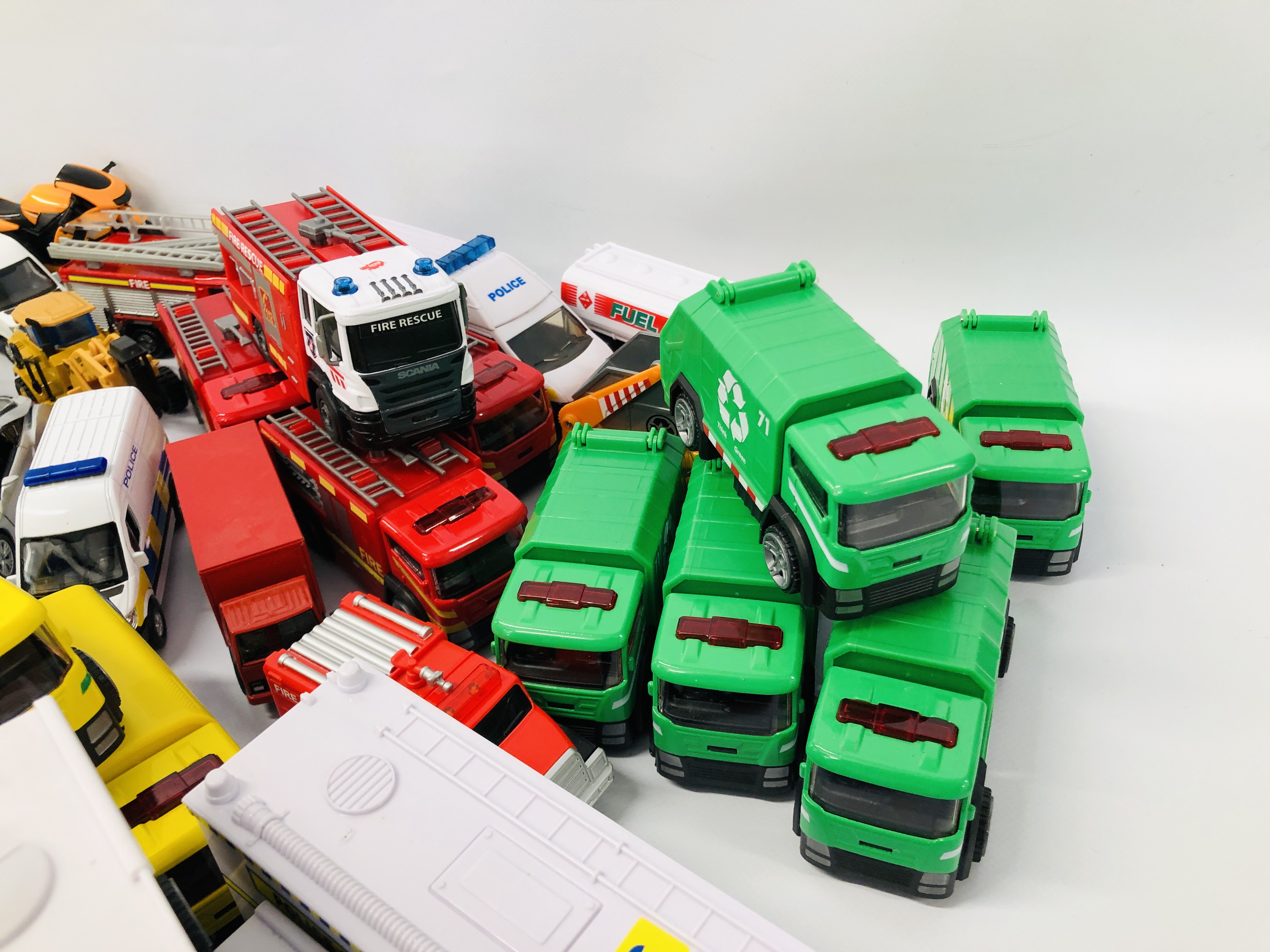 2 BOXES OF ASSORTED MAINLY DIE-CAST MODEL VEHICLES TO INCLUDE ADVERTISING VANS, FIRE ENGINES, - Image 8 of 10