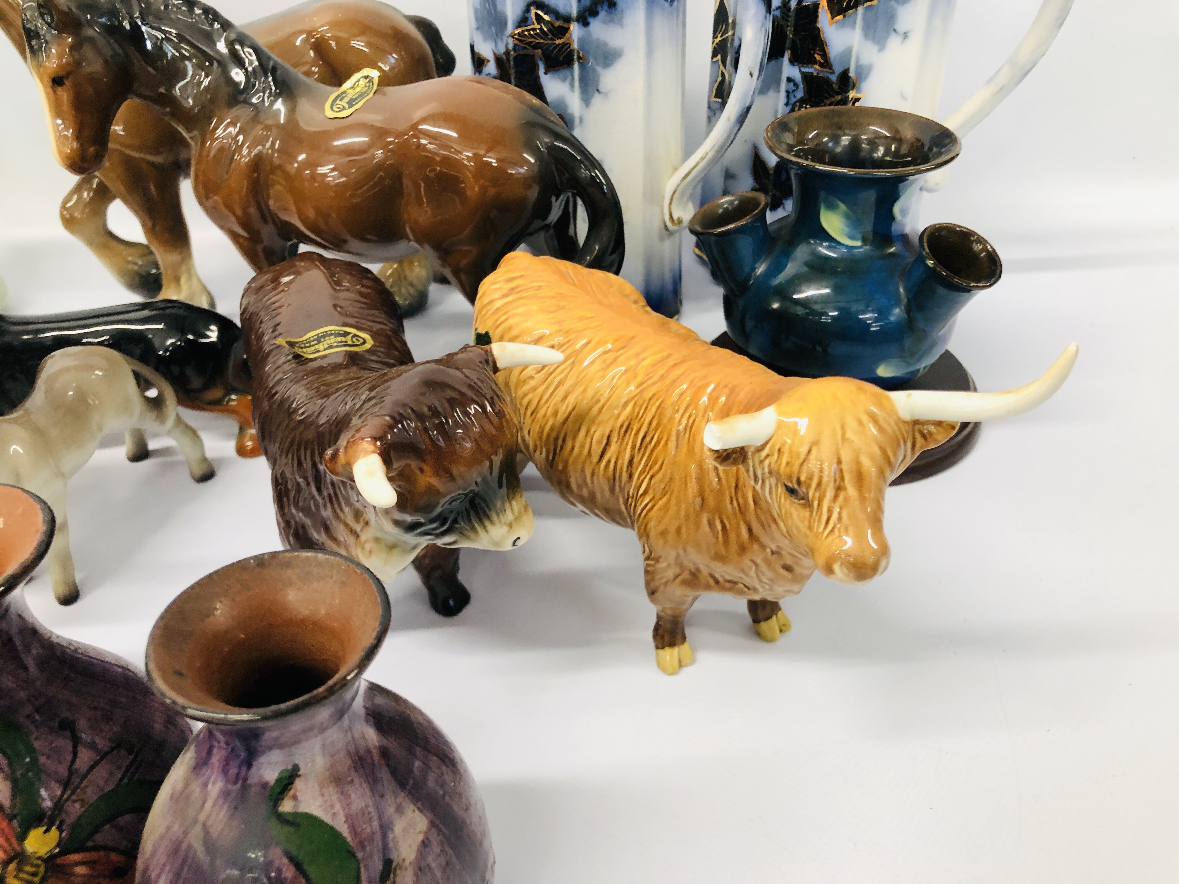 AN EXTENSIVE GROUP OF ANIMAL FIGURES AND DECORATIVE EFFECTS TO INCLUDE FENTON, COOPERCRAFT, - Image 7 of 18