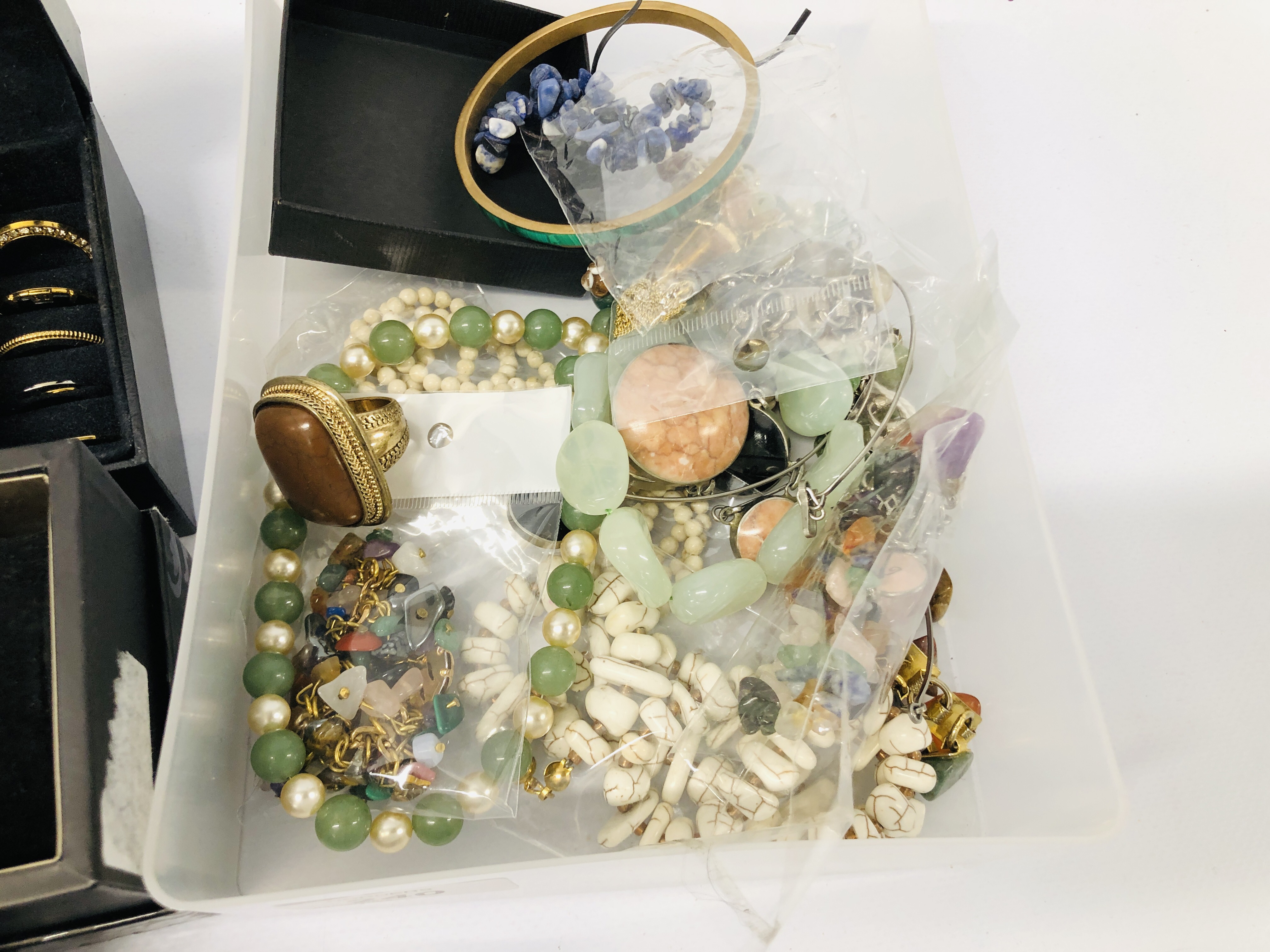 QUANTITY OF ASSORTED VINTAGE JEWELLERY TO INCLUDE BROOCHES, FAUX PEARLS AND BEADED NECKLACES, - Image 5 of 8