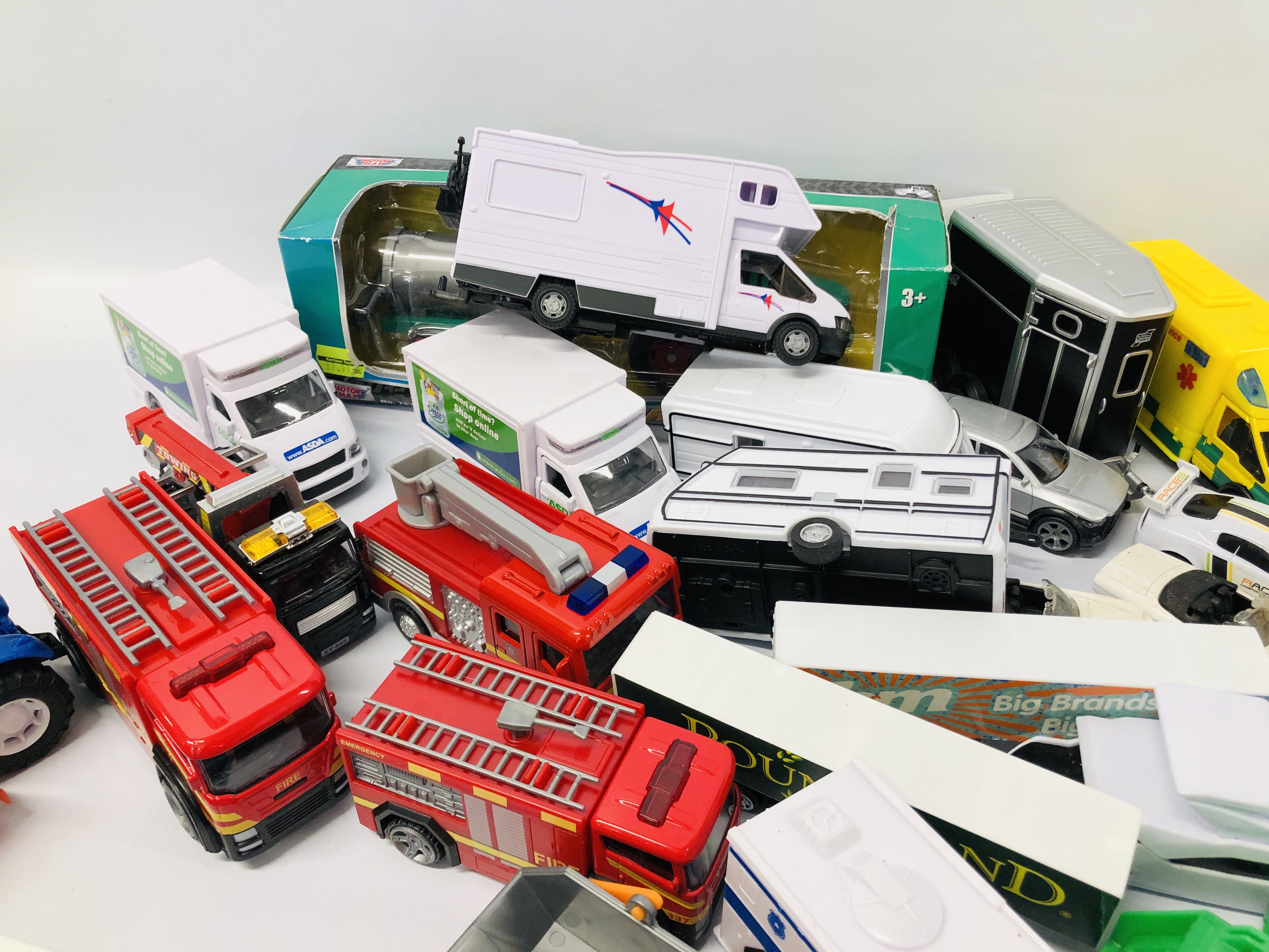 2 BOXES OF ASSORTED MAINLY DIE-CAST MODEL VEHICLES TO INCLUDE ADVERTISING VANS, FIRE ENGINES, - Image 4 of 7