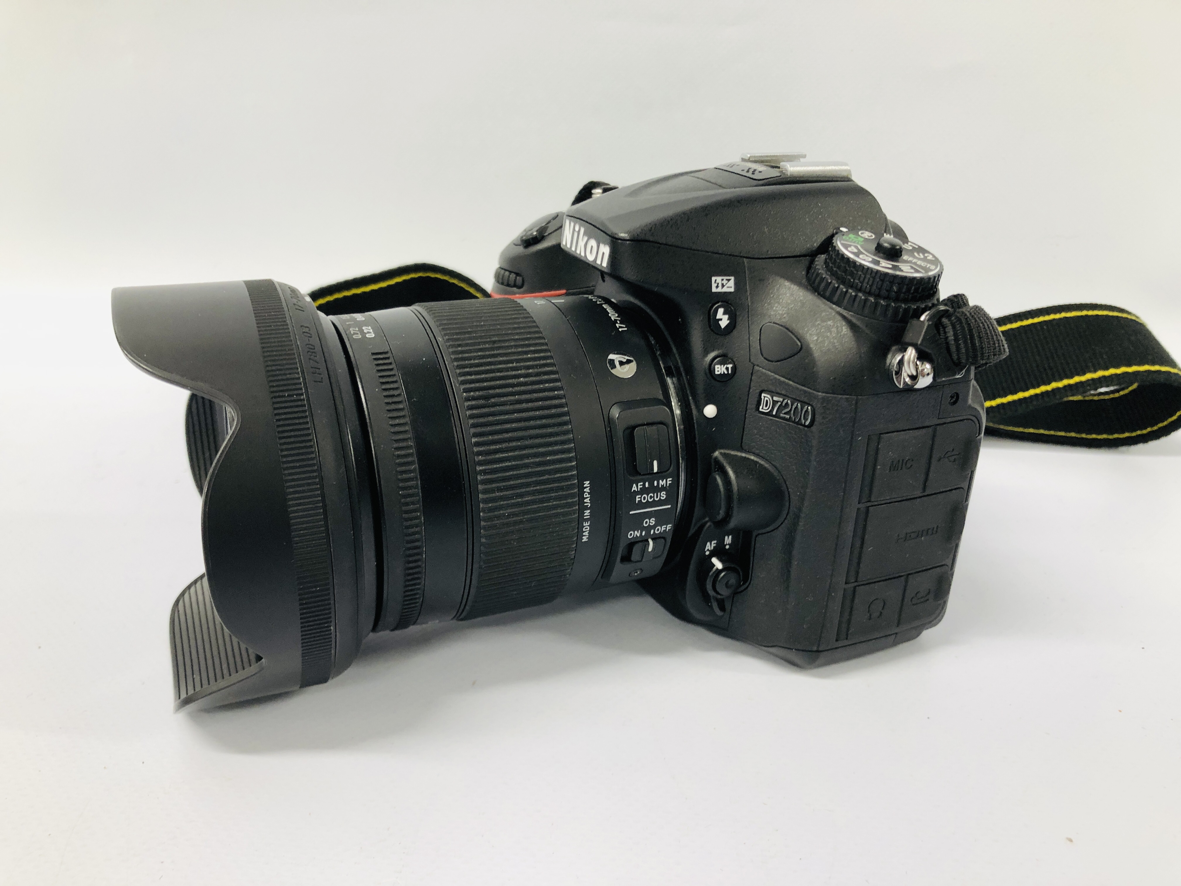 NIKON D7200 DIGITAL SLR CAMERA BODY FITTED WITH SIGMA 17-70 MM LENS S/N 9443071 - SOLD AS SEEN. - Image 4 of 5