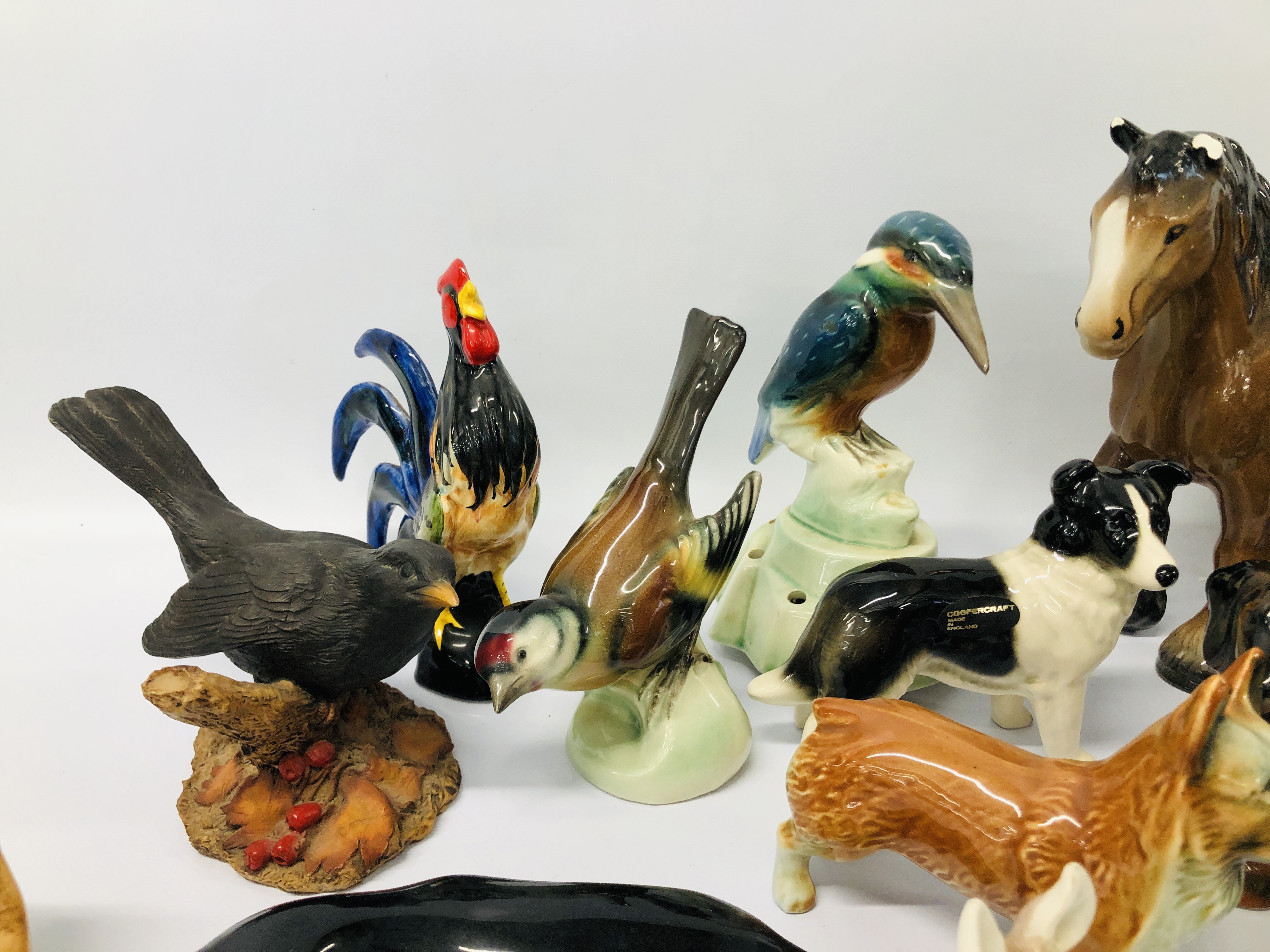 AN EXTENSIVE GROUP OF ANIMAL FIGURES AND DECORATIVE EFFECTS TO INCLUDE FENTON, COOPERCRAFT, - Image 3 of 18