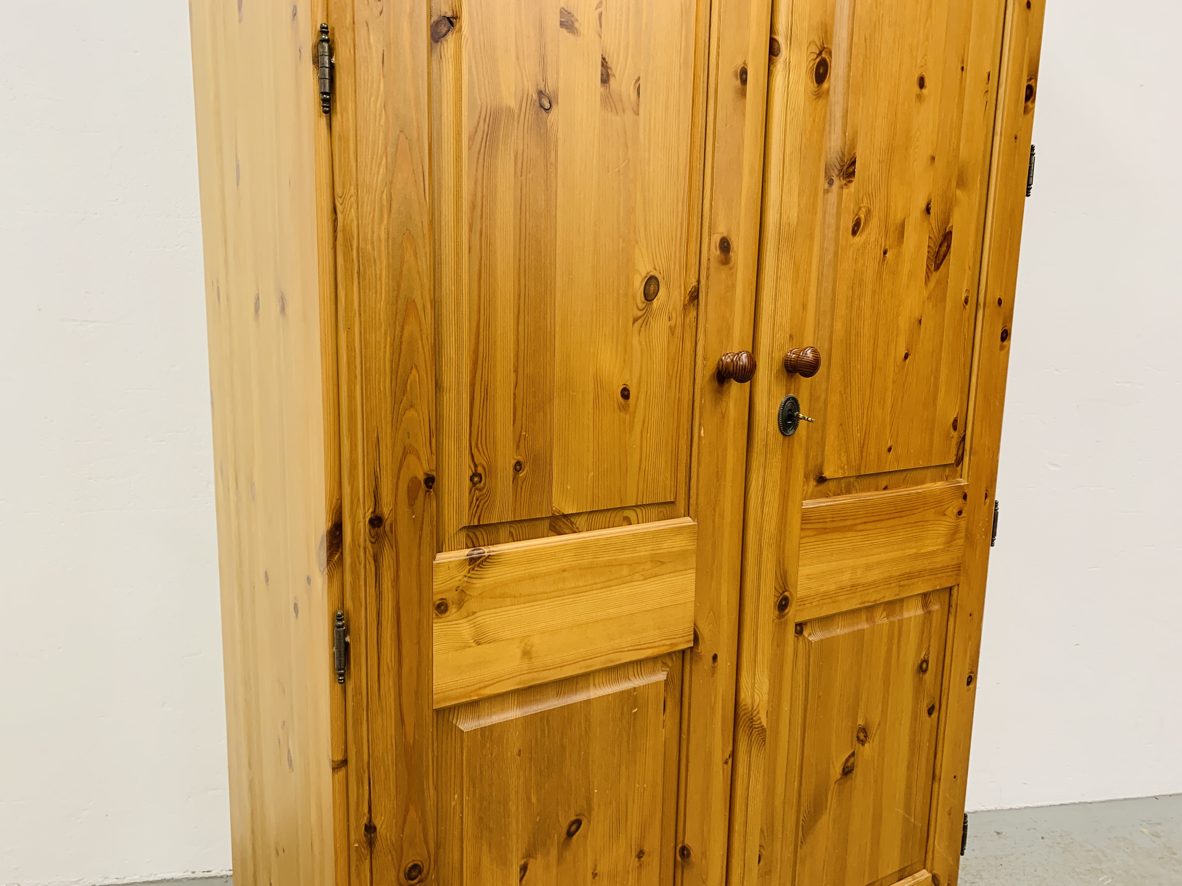 A GOOD QUALITY MODERN HONEY PINE DOUBLE WARDROBE MANUFACTURED BY LINDALE FURNISHINGS W 98CM, D 56CM, - Image 3 of 12