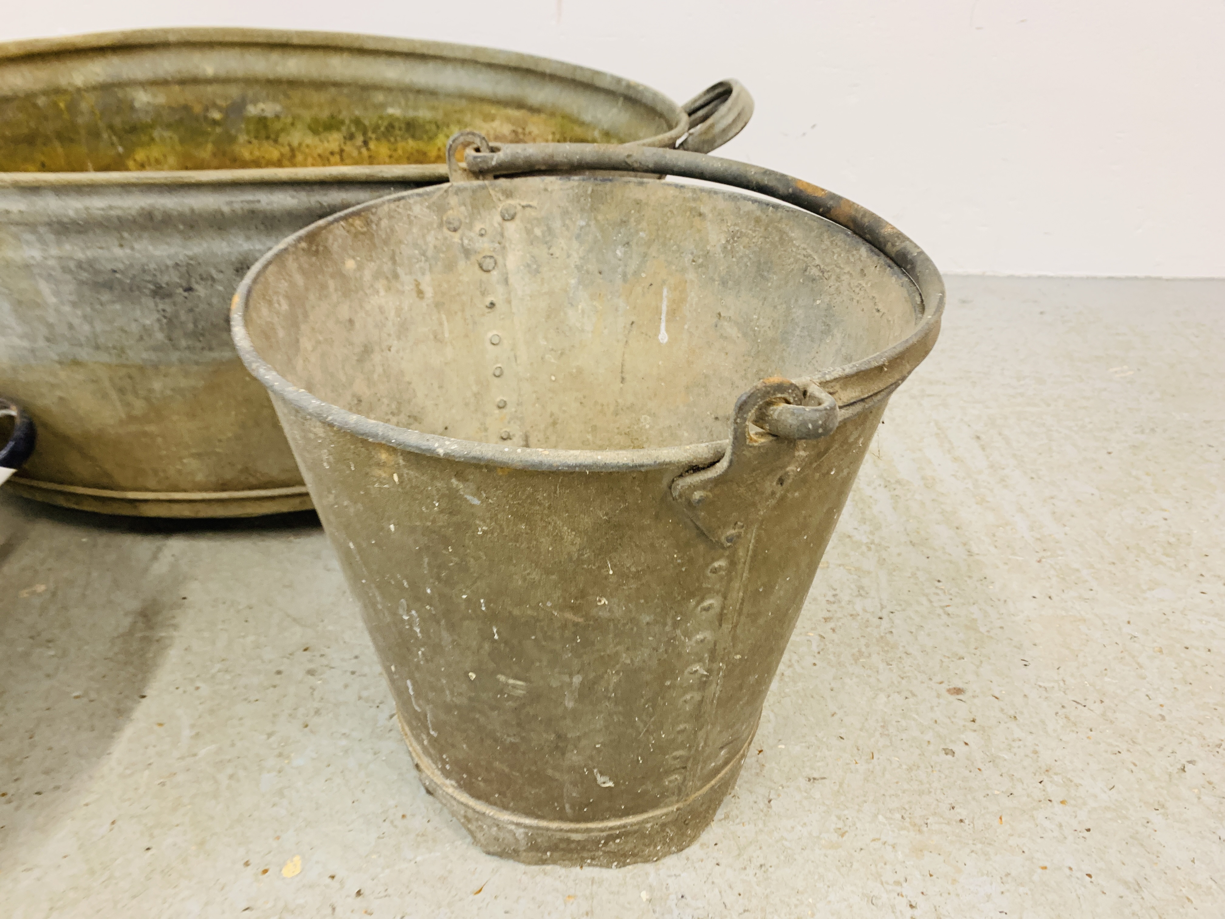 VINTAGE TWO HANDLED TIN BATH AND A BUCKET ALONG WITH A TWO HANDLED ENAMELLED PAN - Image 4 of 7