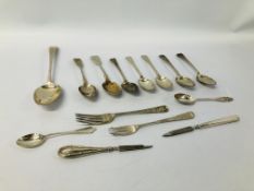 A SMALL COLLECTION OF SILVER FLATWARE TO INCLUDE SEVEN TEASPOONS, TABLE SPOON, EGG SPOON,