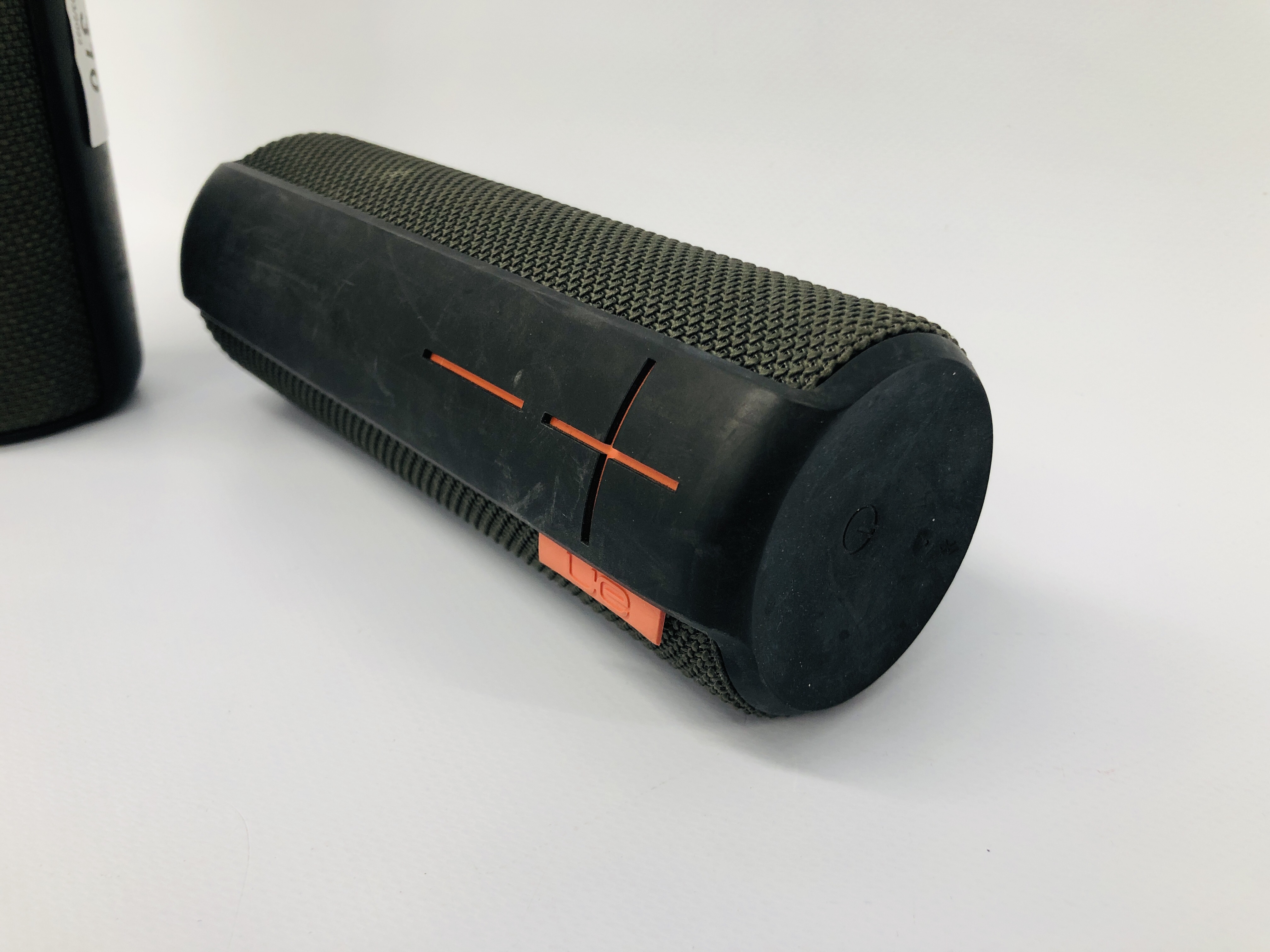 2 X UE BOOM PORTABLE BLUETOOTH SPEAKERS - NO GUARANTEE OF CONNECTIVITY. SOLD AS SEEN. - Image 2 of 3