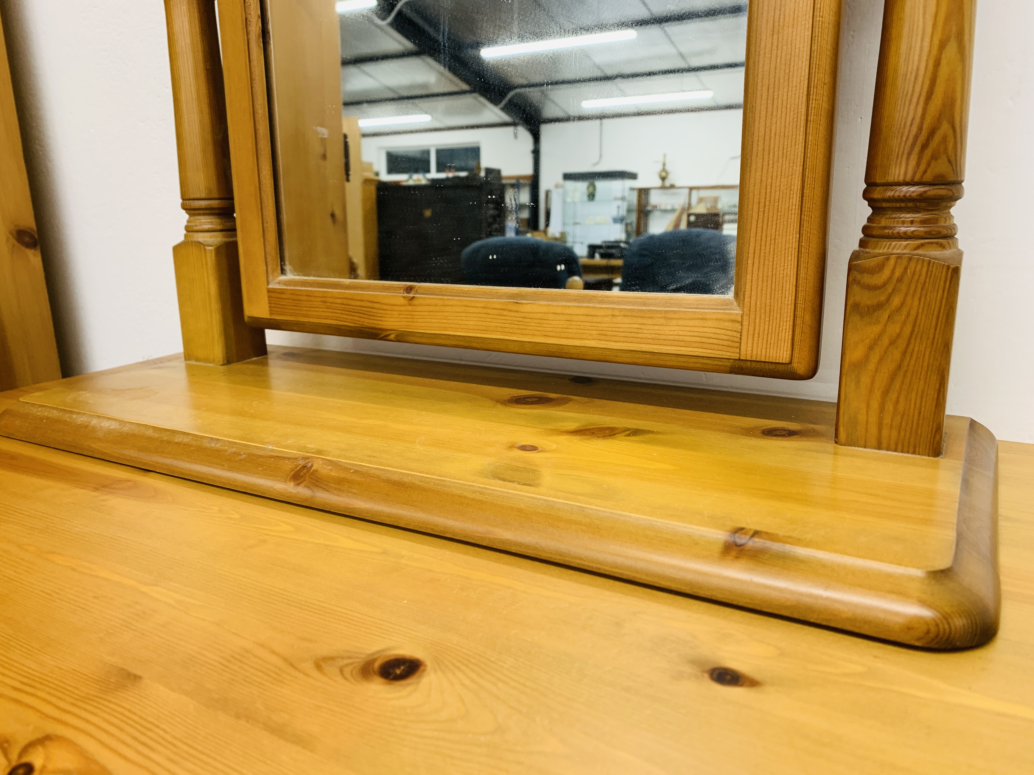 A MODERN HONEY PINE VANITY MIRROR MANUFACTURED BY LINDALE FURNISHINGS W 49CM, H 63CM. - Image 4 of 5