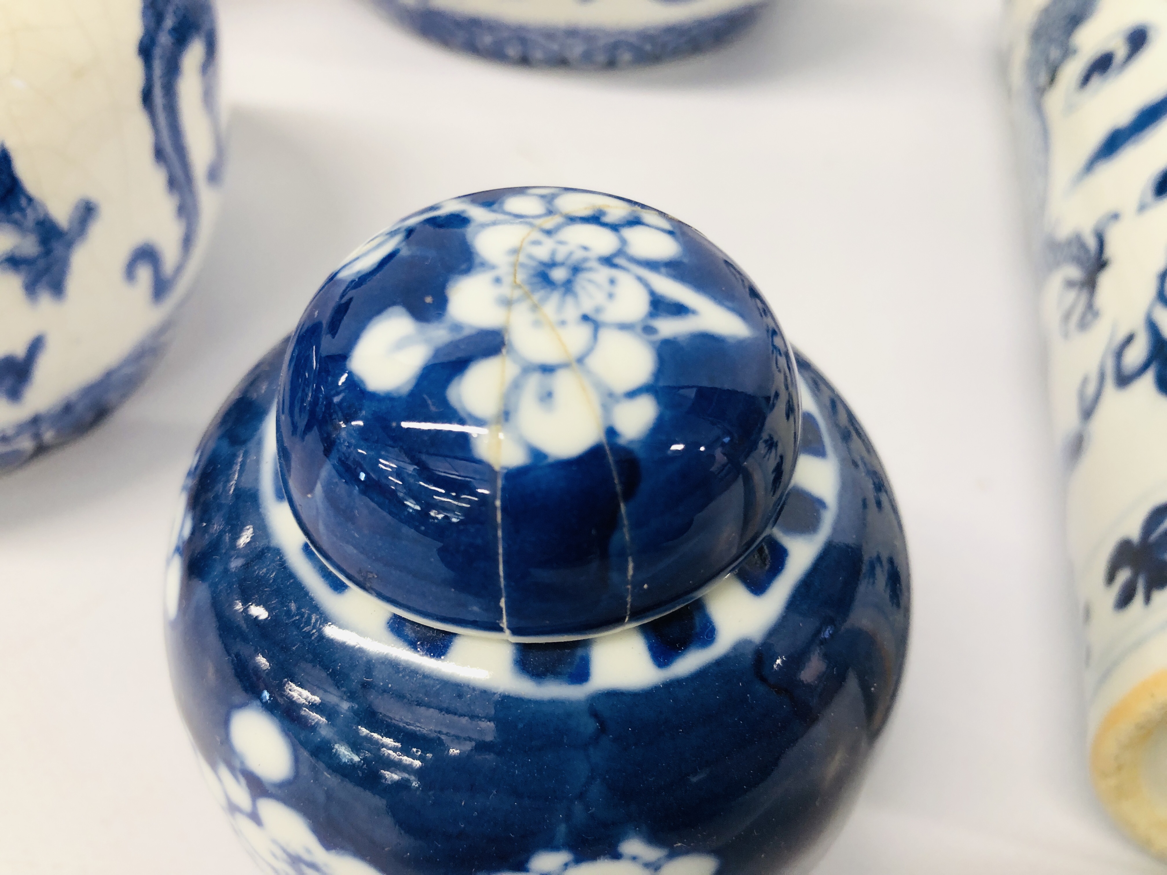 COLLECTION OF ORIENTAL BLUE & WHITE CHINA TO INCLUDE 3 GINGER JARS & COVERS, - Image 10 of 17