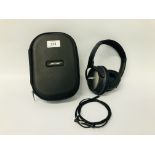 A PAIR OF BOSE QC25 NOISE CANCELLING HEADPHONES WITH CARRY CASE - NO GUARANTEE OF CONNECTIVITY.