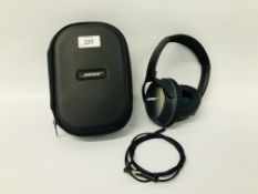 A PAIR OF BOSE QC25 NOISE CANCELLING HEADPHONES WITH CARRY CASE - NO GUARANTEE OF CONNECTIVITY.