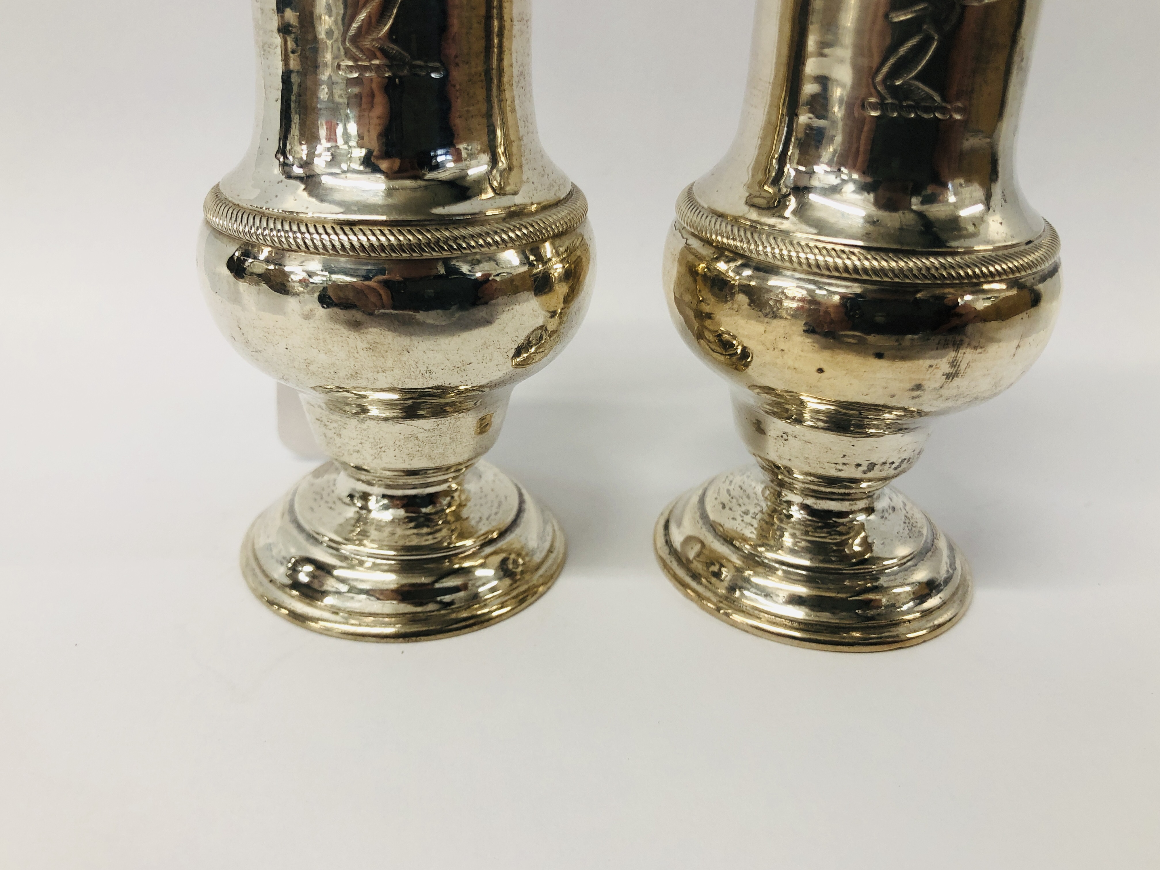 A PAIR OF GOOD QUALITY SILVER SIFTERS HEIGHT 13.5CM. - Image 4 of 11