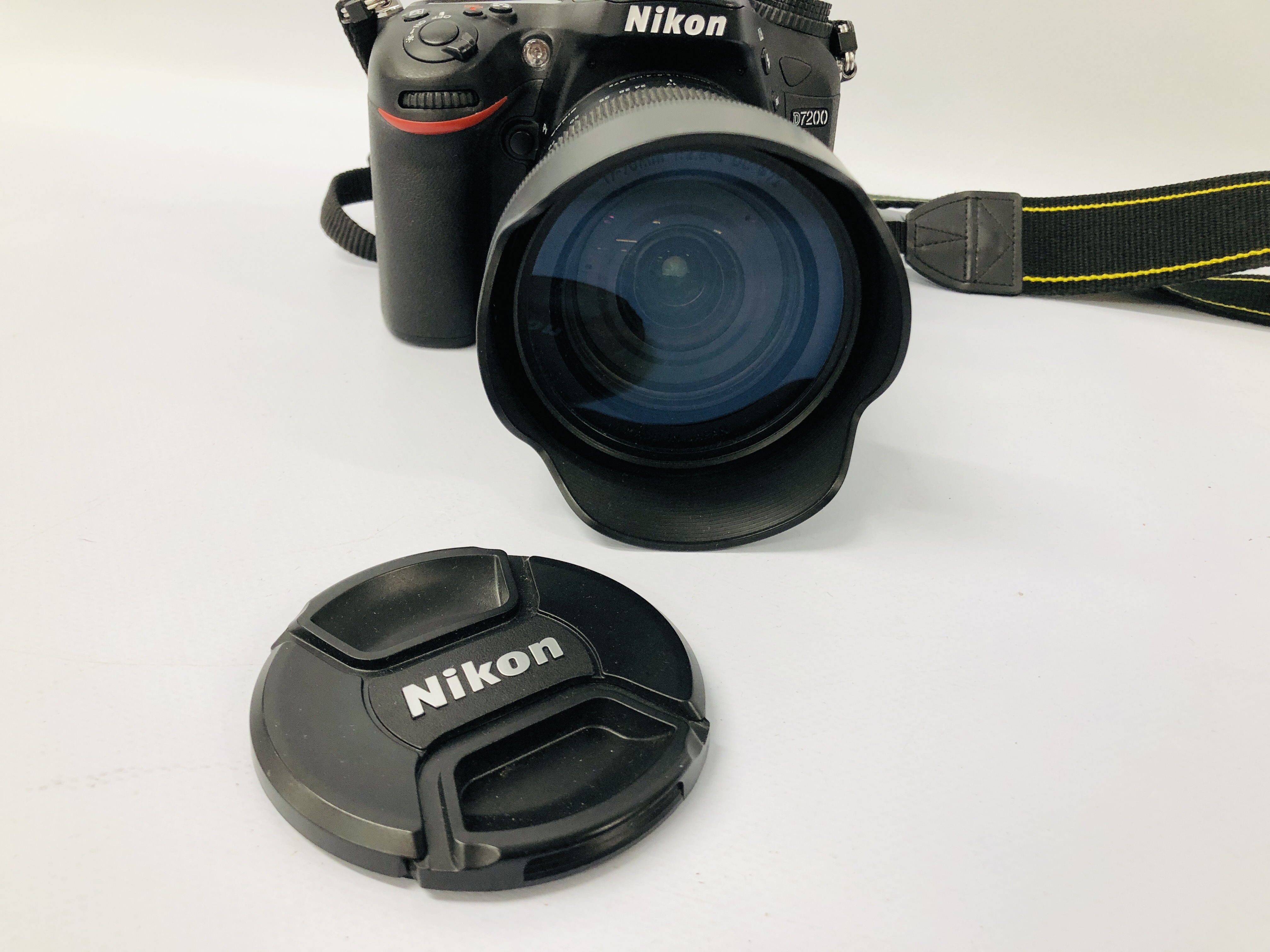 NIKON D7200 DIGITAL SLR CAMERA BODY FITTED WITH SIGMA 17-70 MM LENS S/N 9443071 - SOLD AS SEEN. - Image 3 of 5