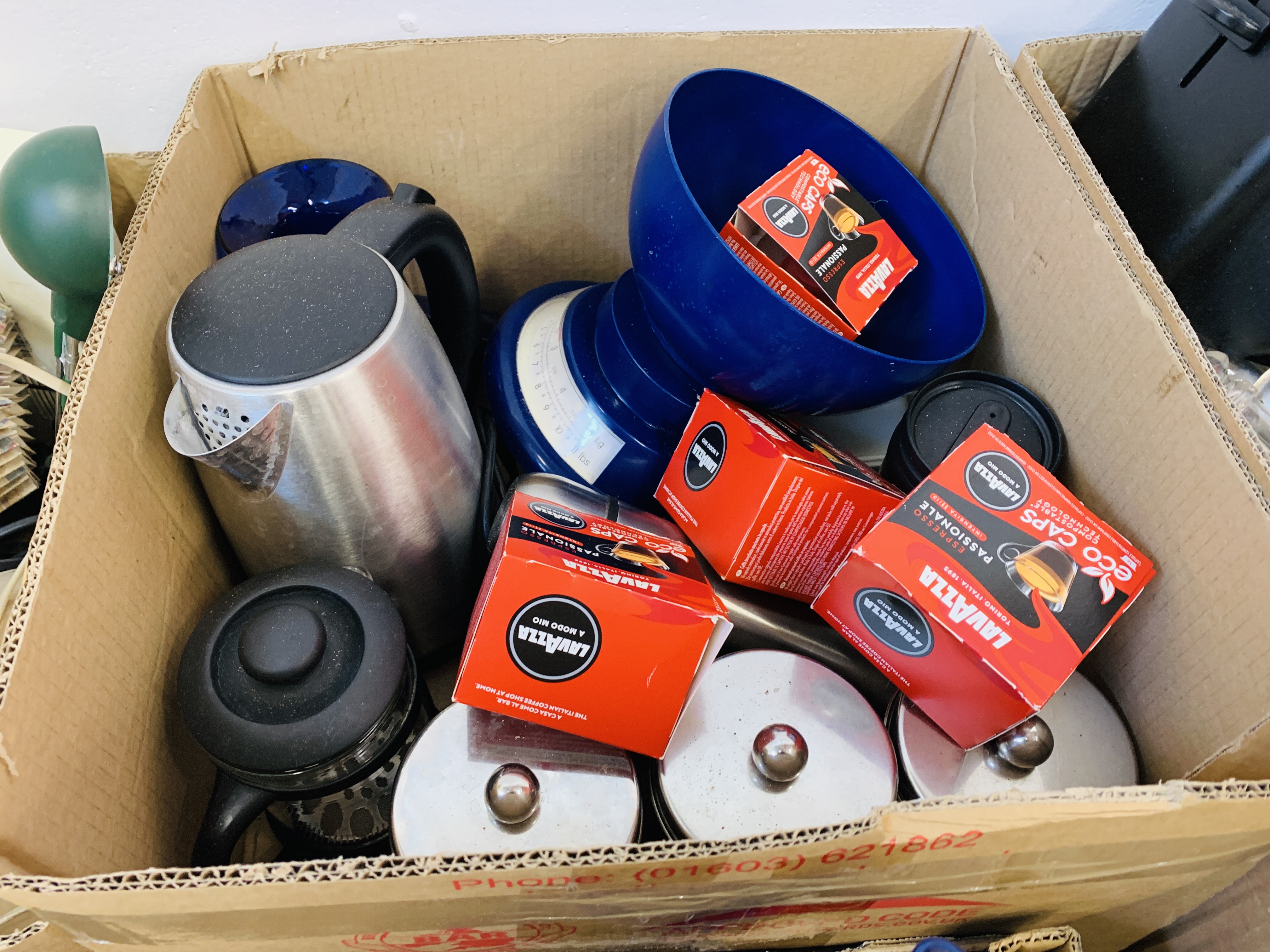 THREE BOXES OF KITCHEN WARES TO INCLUDE KETTLES, TOASTERS, BLENDER, TABLEWARE, SCALES, - Image 4 of 8