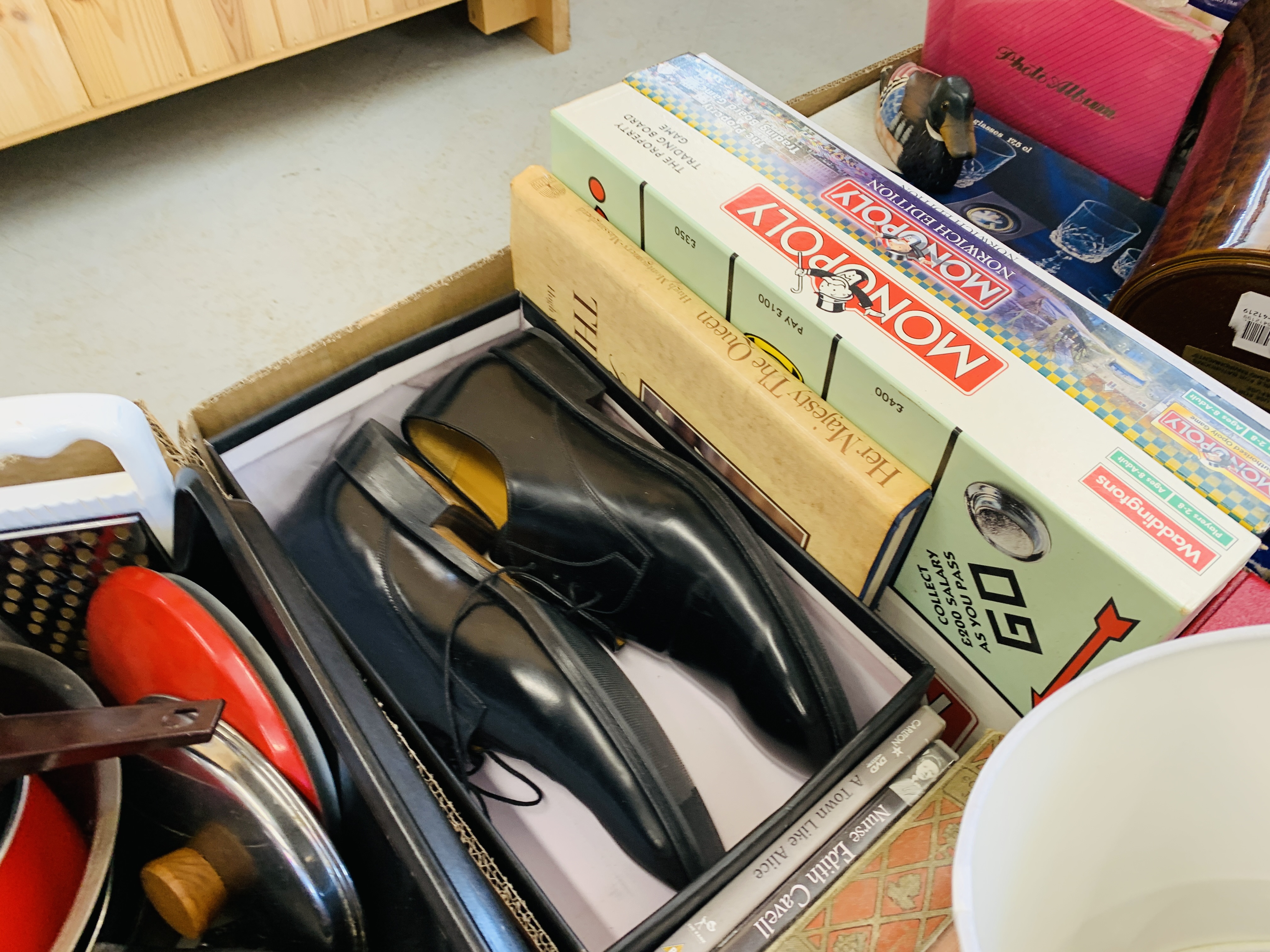 13 BOXES CONTAINING HOUSEHOLD EFFECTS TO INCLUDE TABLE LAMPS, COOKING PANS, TINNED FOOD, - Image 16 of 17