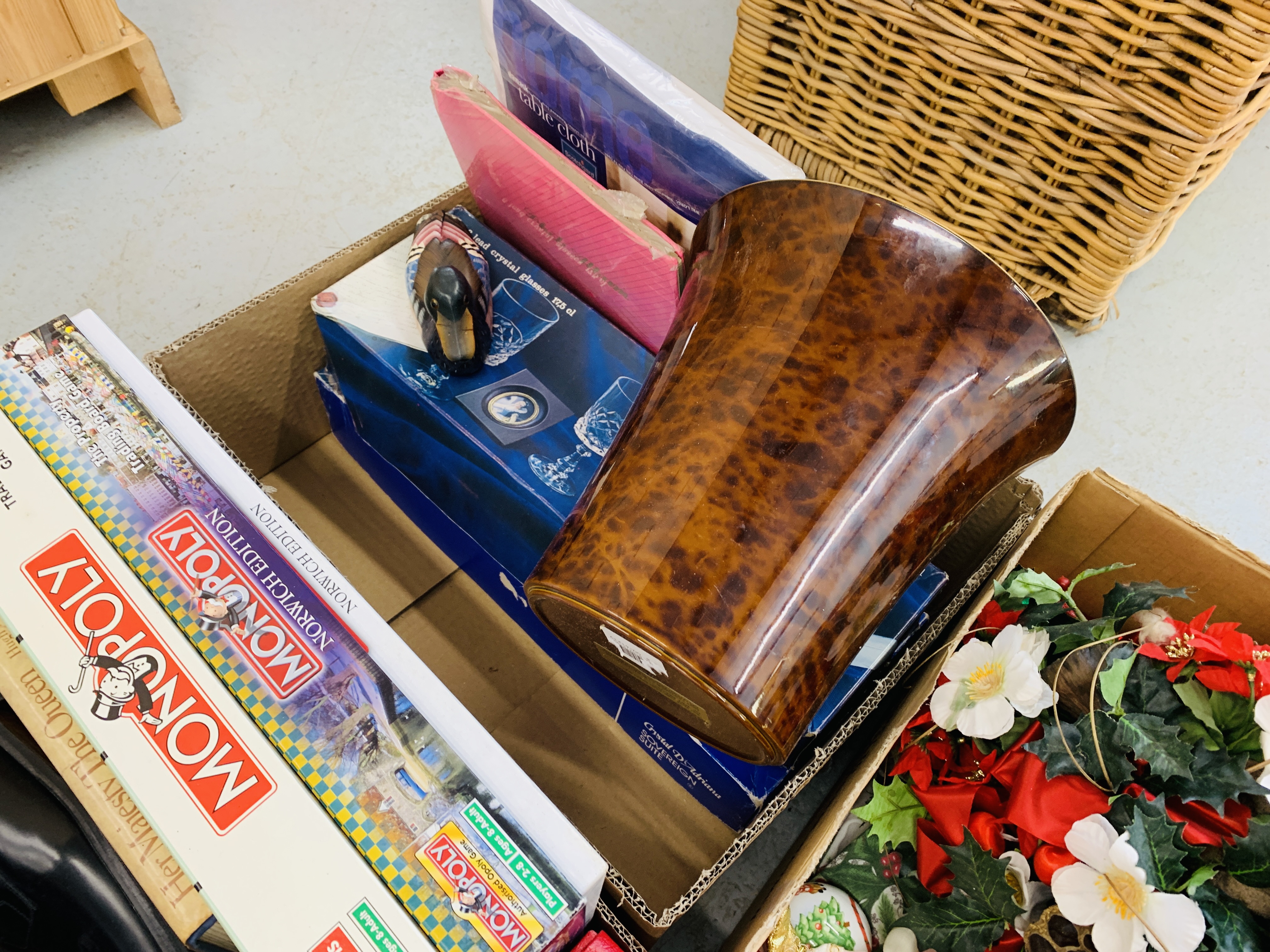 13 BOXES CONTAINING HOUSEHOLD EFFECTS TO INCLUDE TABLE LAMPS, COOKING PANS, TINNED FOOD, - Image 17 of 17