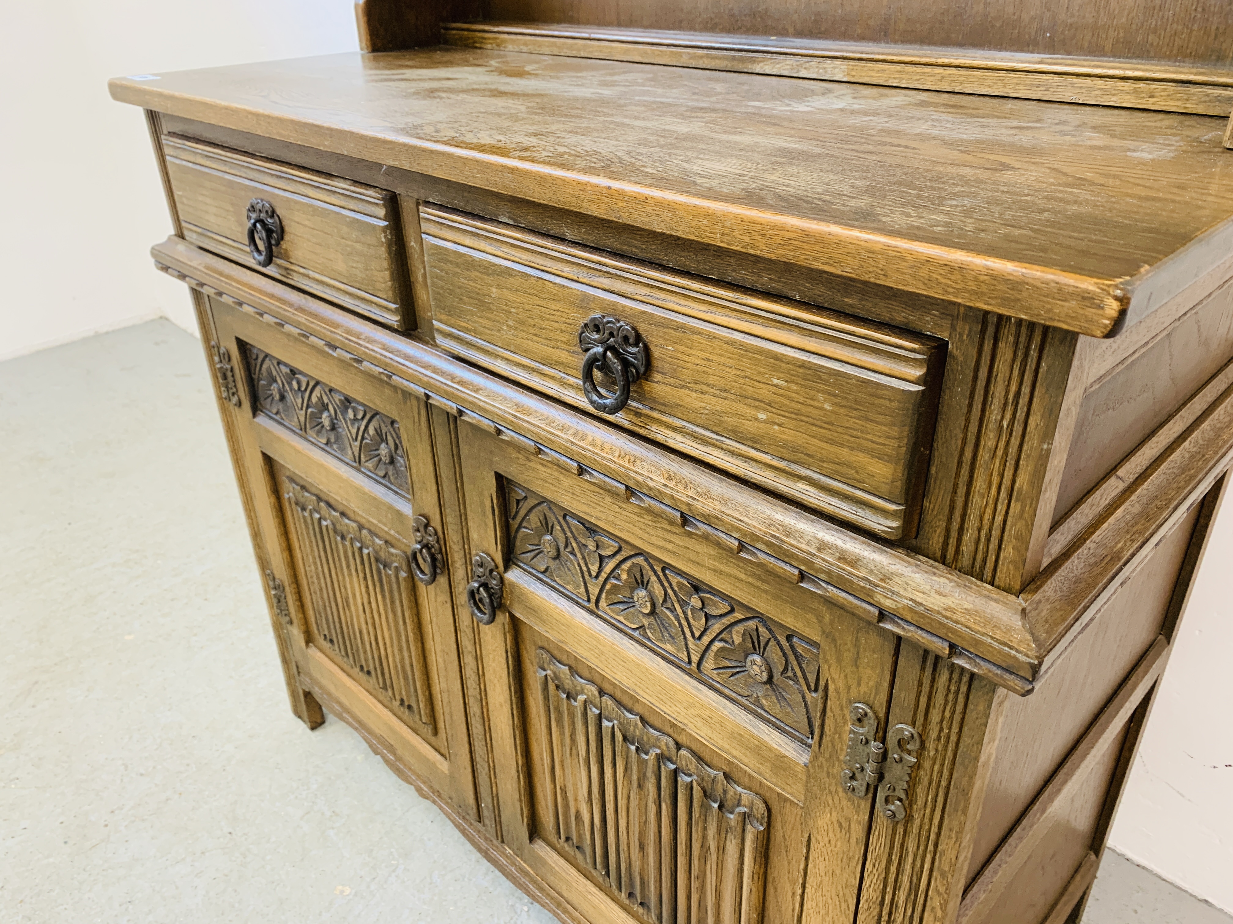 A SMALL TRADITIONAL ARCH TOP COTTAGE DRESSER THE BASE WITH TWO DRAWERS AND TWO CUPBOARD DOORS WIDTH - Image 7 of 11