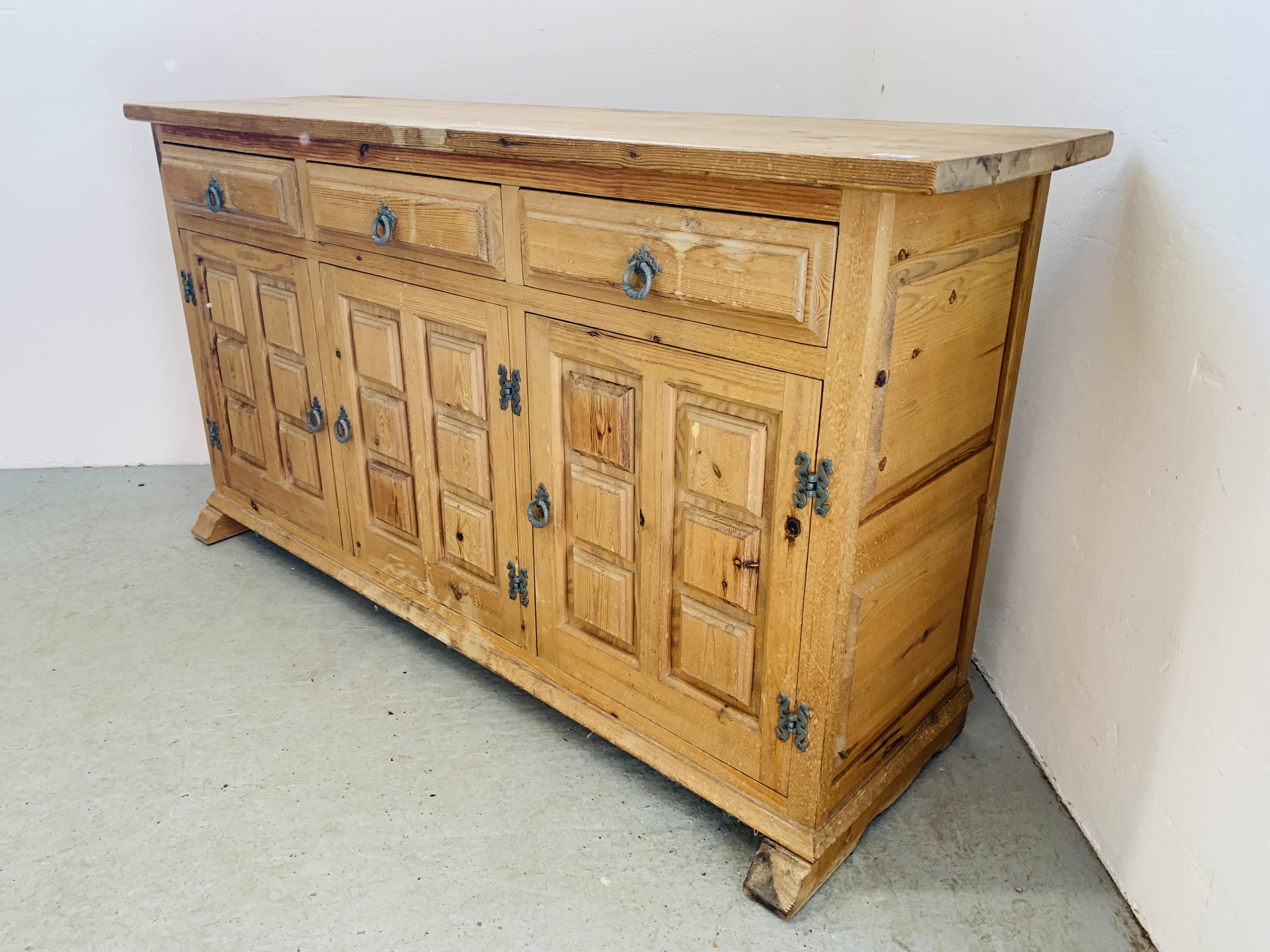 A THREE DRAWER THREE DOOR PINE SIDEBOARD WITH DECORATIVE PANEL DETAIL - Image 3 of 9