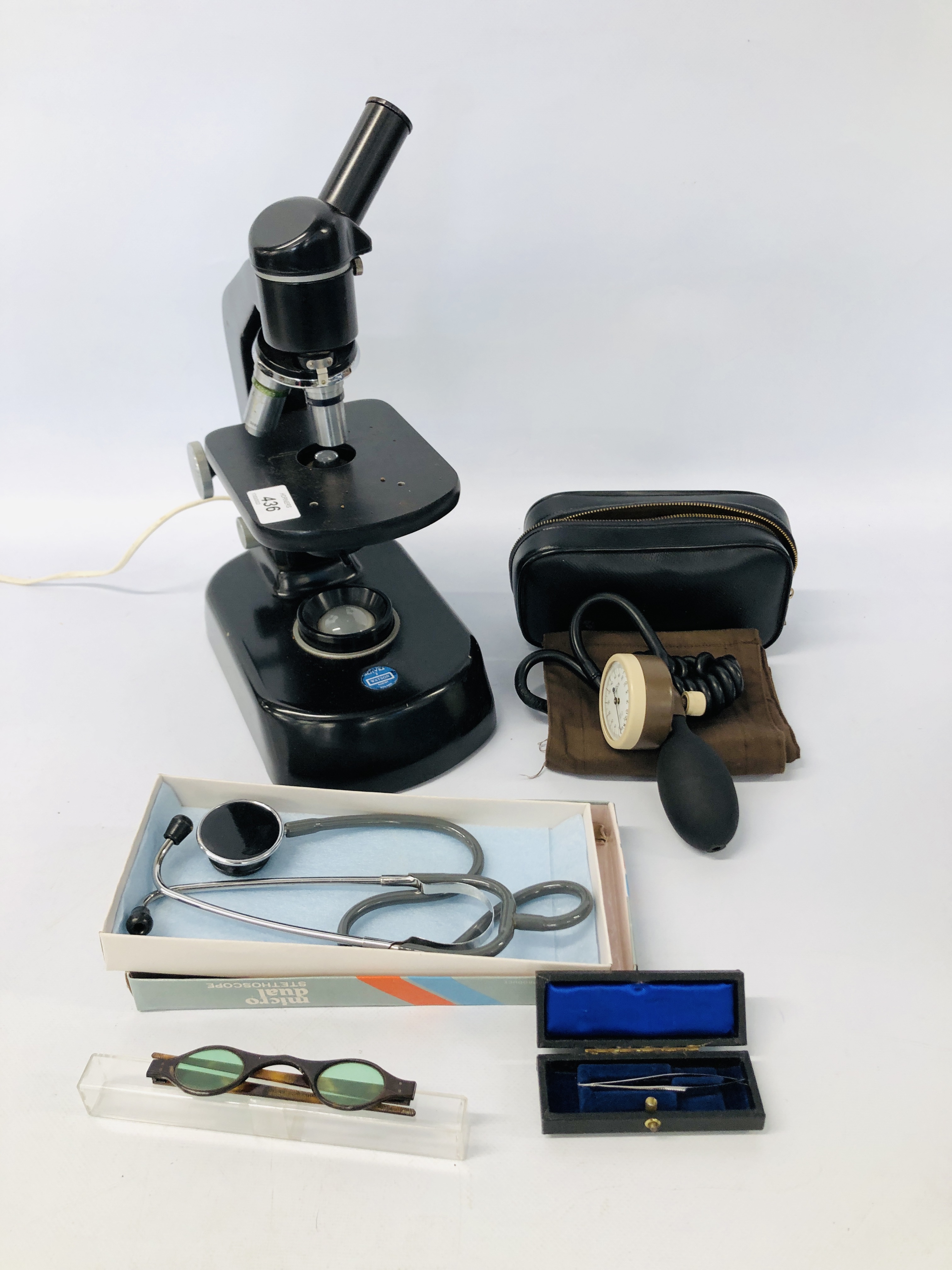 A COLLECTION OF MEDICAL DEVICES TO INCLUDE VINTAGE BLOOD PRESSURE DEVICE, STETHOSCOPE, SPECTACLES,