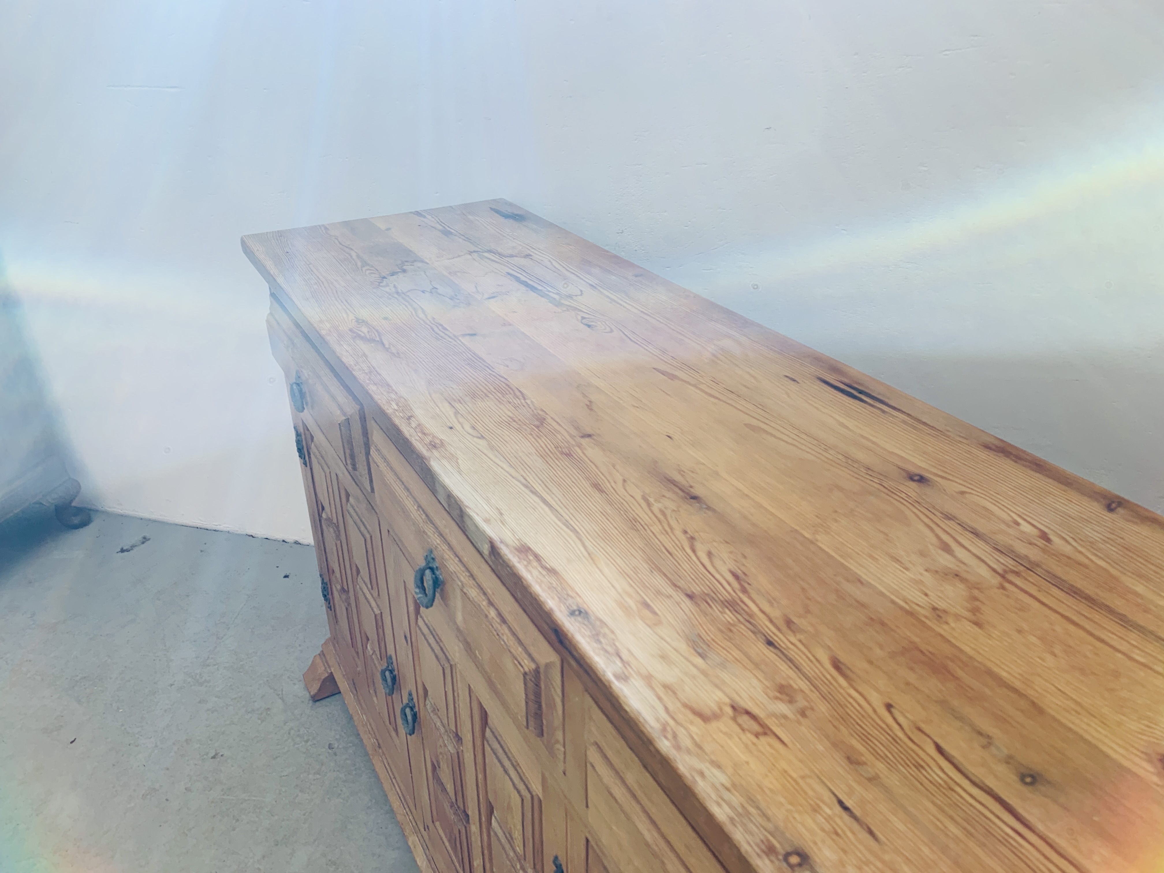 A THREE DRAWER THREE DOOR PINE SIDEBOARD WITH DECORATIVE PANEL DETAIL - Image 5 of 9