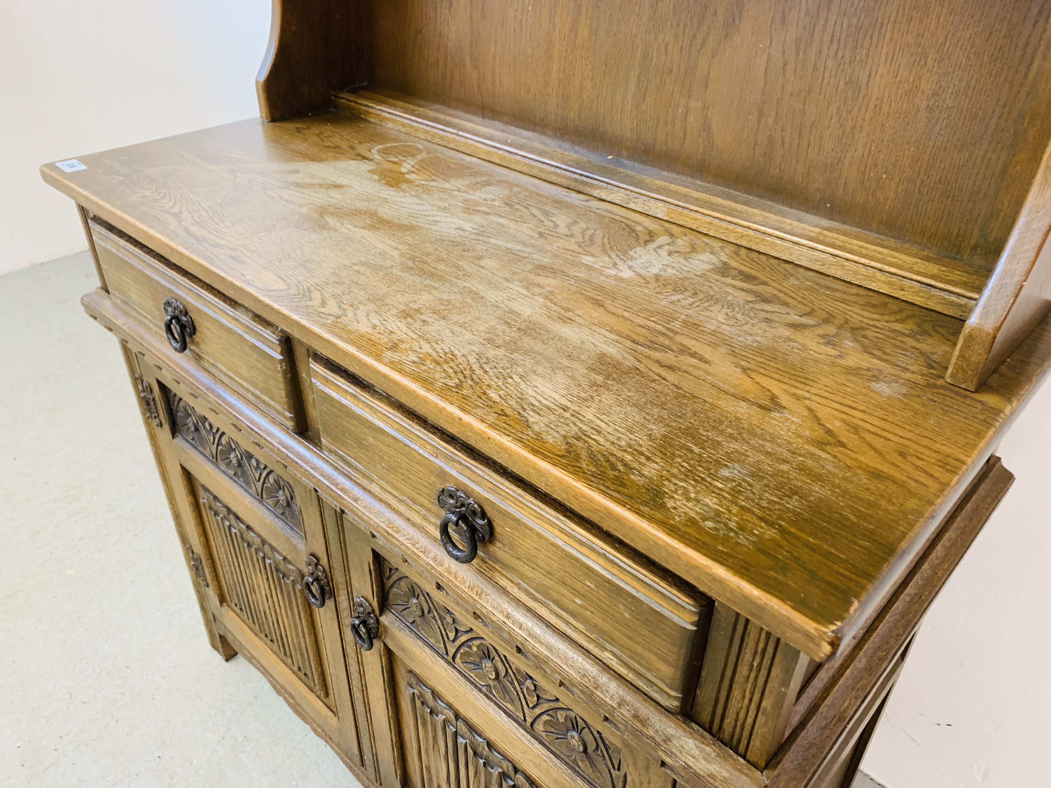 A SMALL TRADITIONAL ARCH TOP COTTAGE DRESSER THE BASE WITH TWO DRAWERS AND TWO CUPBOARD DOORS WIDTH - Image 3 of 11