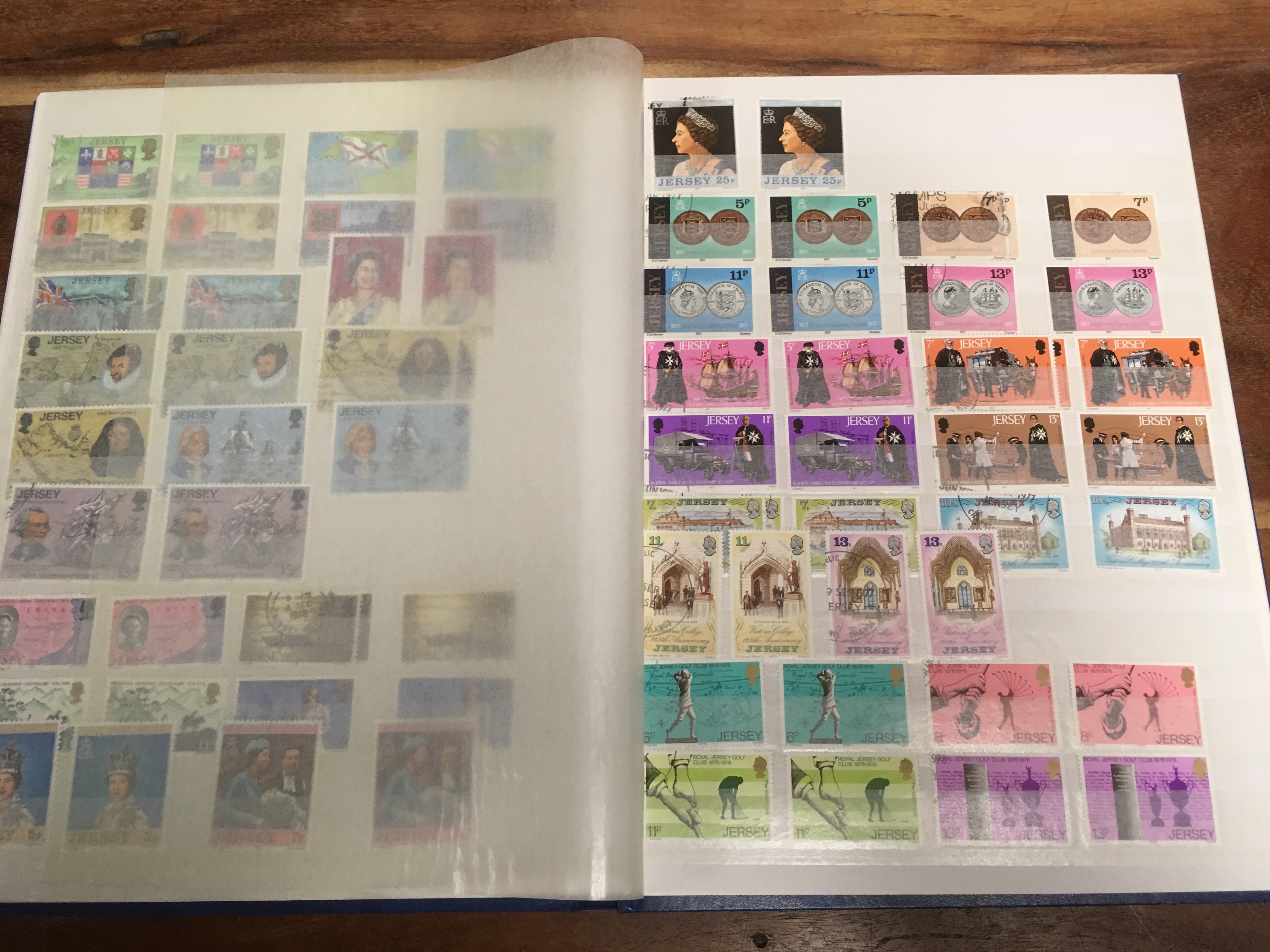 TUB WITH STAMPS IN THREE ALBUMS AND LOOSE, MINT CHANNEL ISLANDS, GB ETC. - Bild 3 aus 4