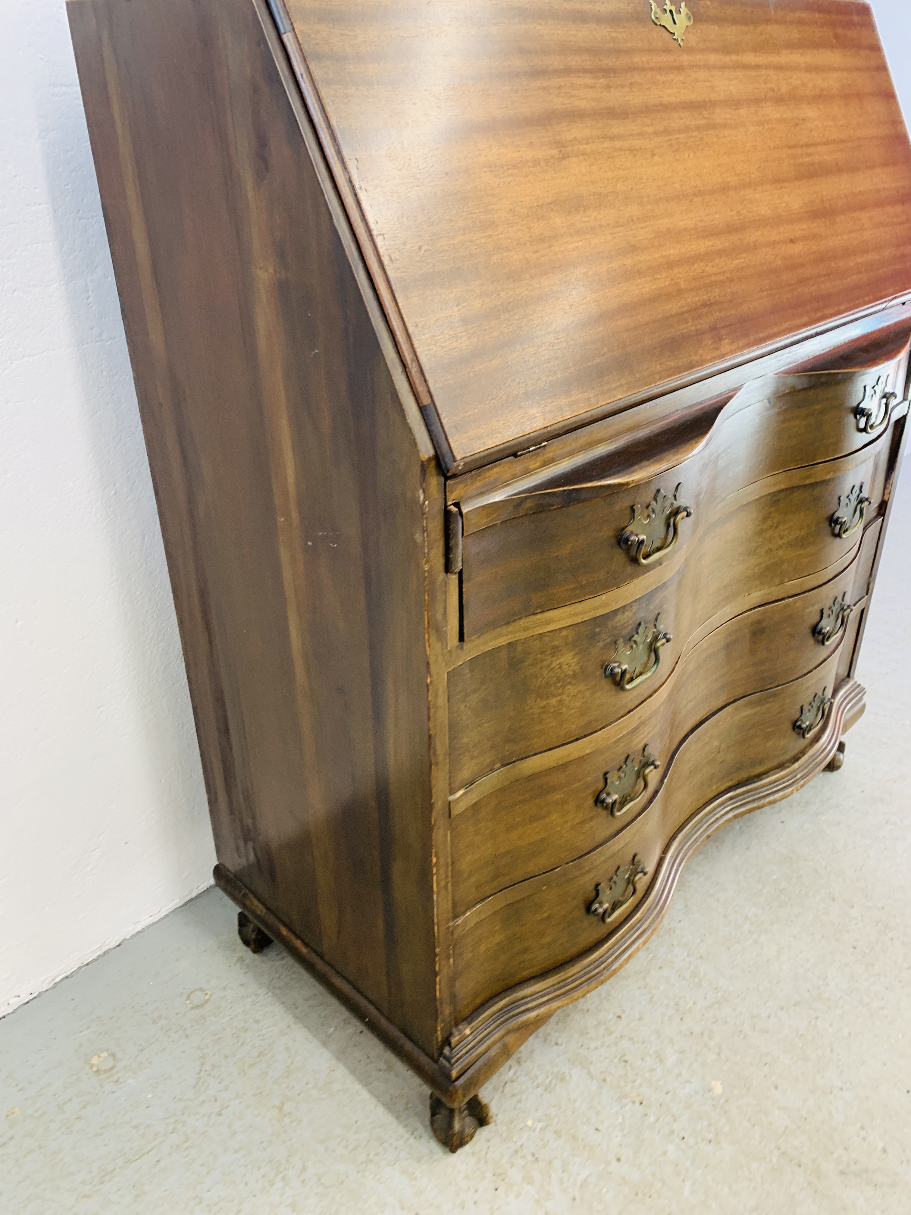 AN OAK 4 DRAWER SERPENTINE BUREAU WITH FOLDING FRONT AND FITTED INTERIOR - Image 7 of 9