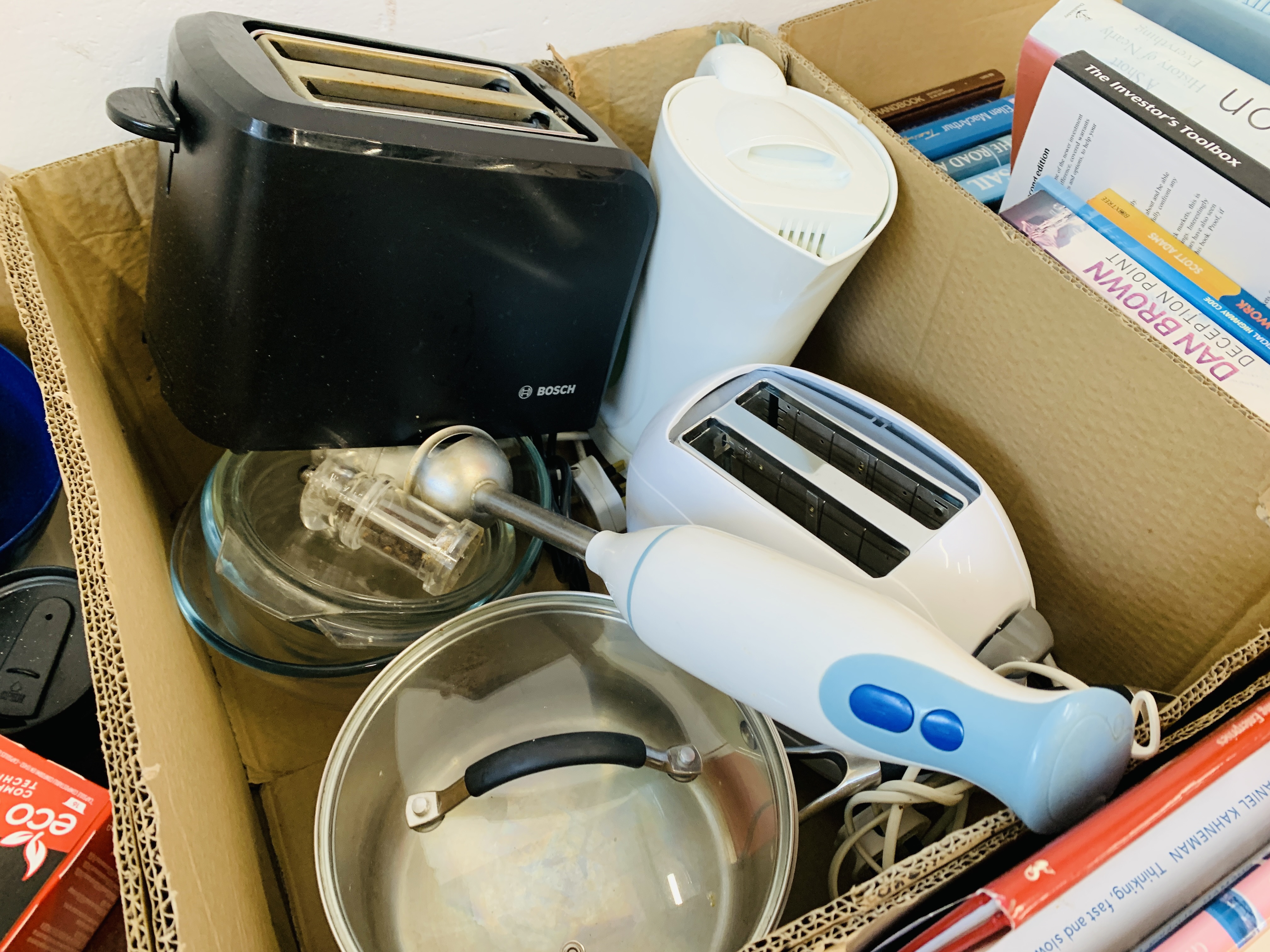 THREE BOXES OF KITCHEN WARES TO INCLUDE KETTLES, TOASTERS, BLENDER, TABLEWARE, SCALES, - Image 5 of 8