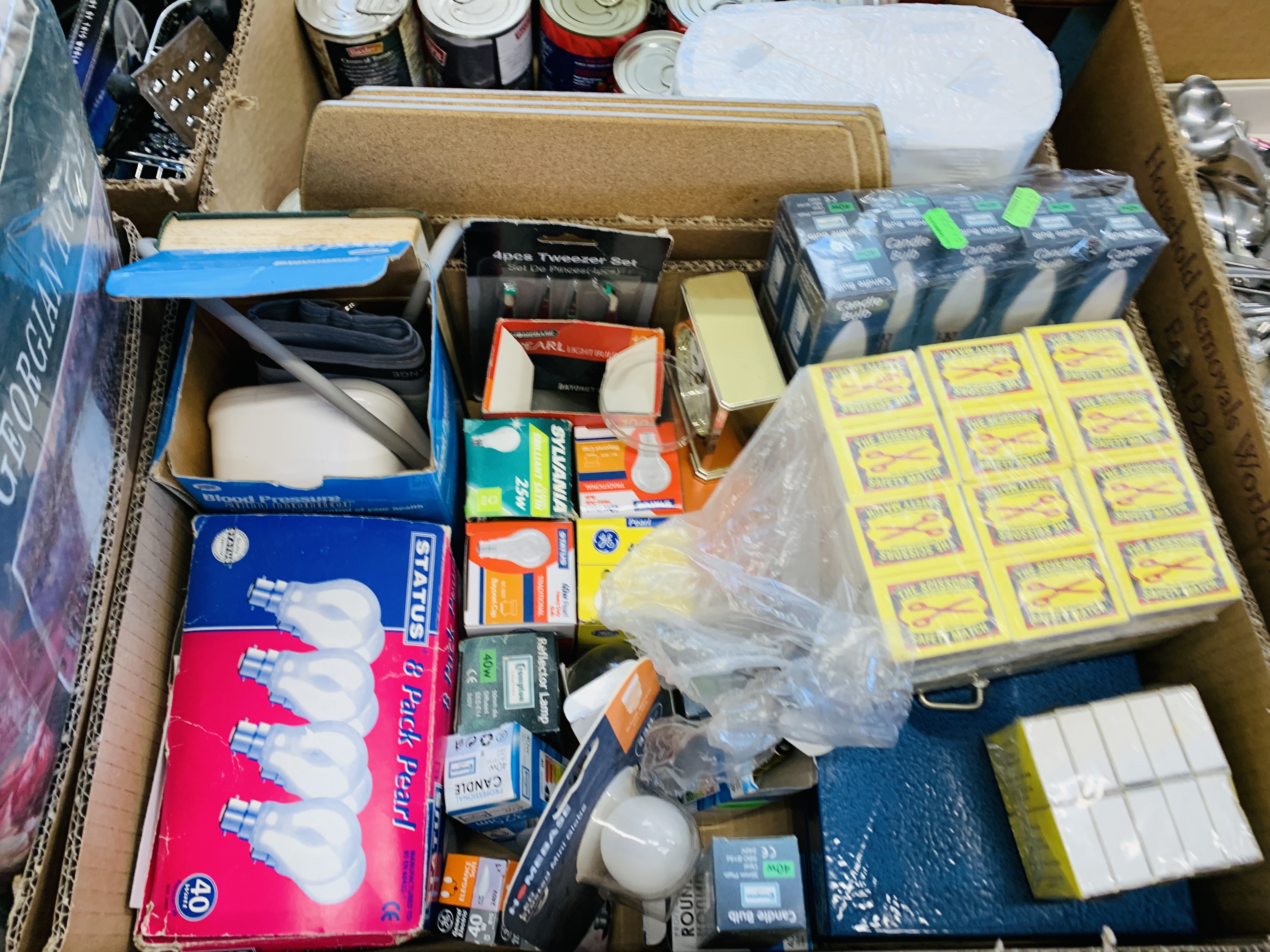 13 BOXES CONTAINING HOUSEHOLD EFFECTS TO INCLUDE TABLE LAMPS, COOKING PANS, TINNED FOOD, - Image 4 of 17