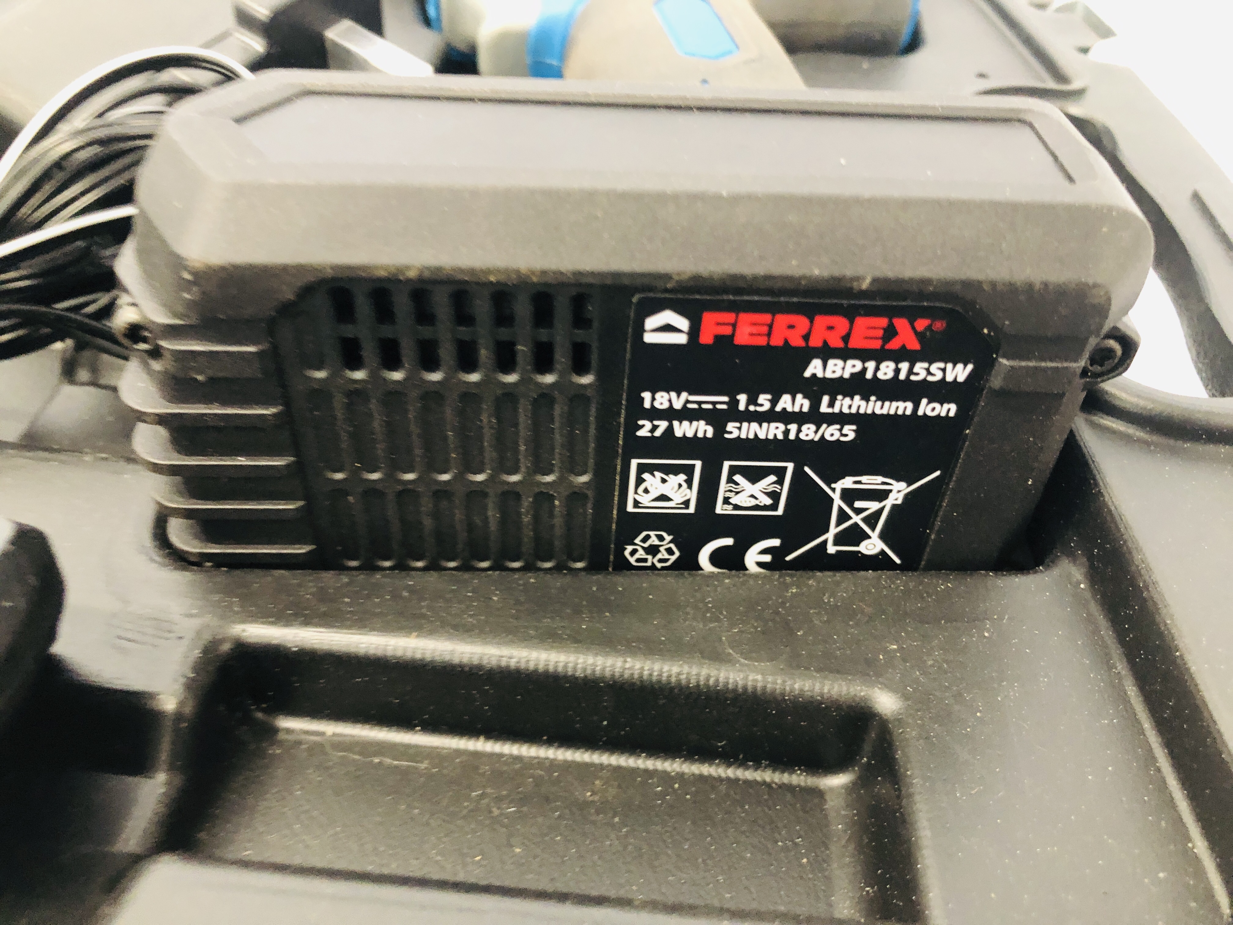 A FERREX 18V CORDLESS BATTERY DRILL COMPLETE WITH BATTERY AND CHERGER - SOLD AS SEEN - Image 4 of 4