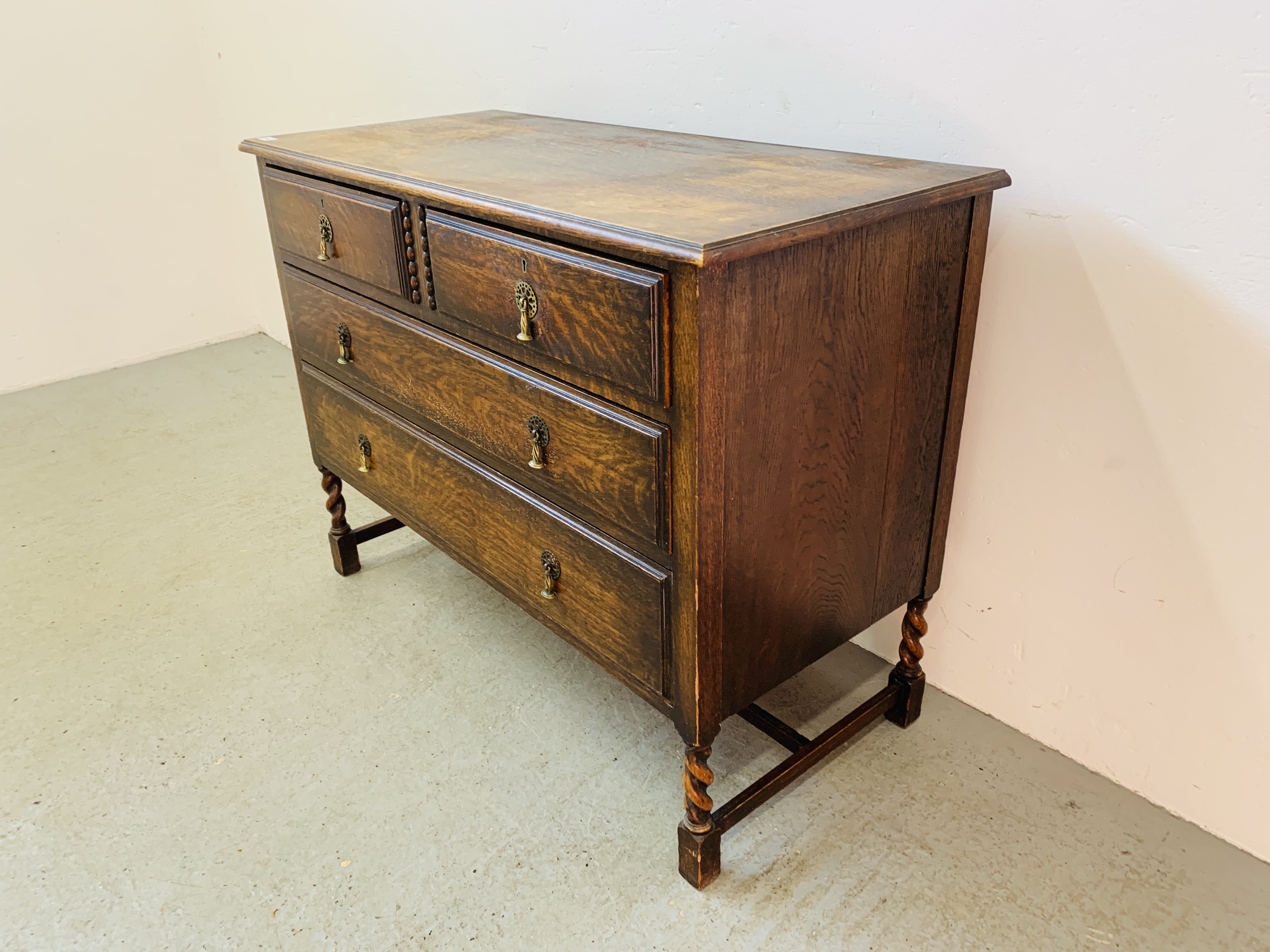 AN OAK 2 OVER 4 DRAWER CHEST ON BARLEY TWIST LEG SUPPORT 107CM. X 49CM. X 81CM. - Image 3 of 7